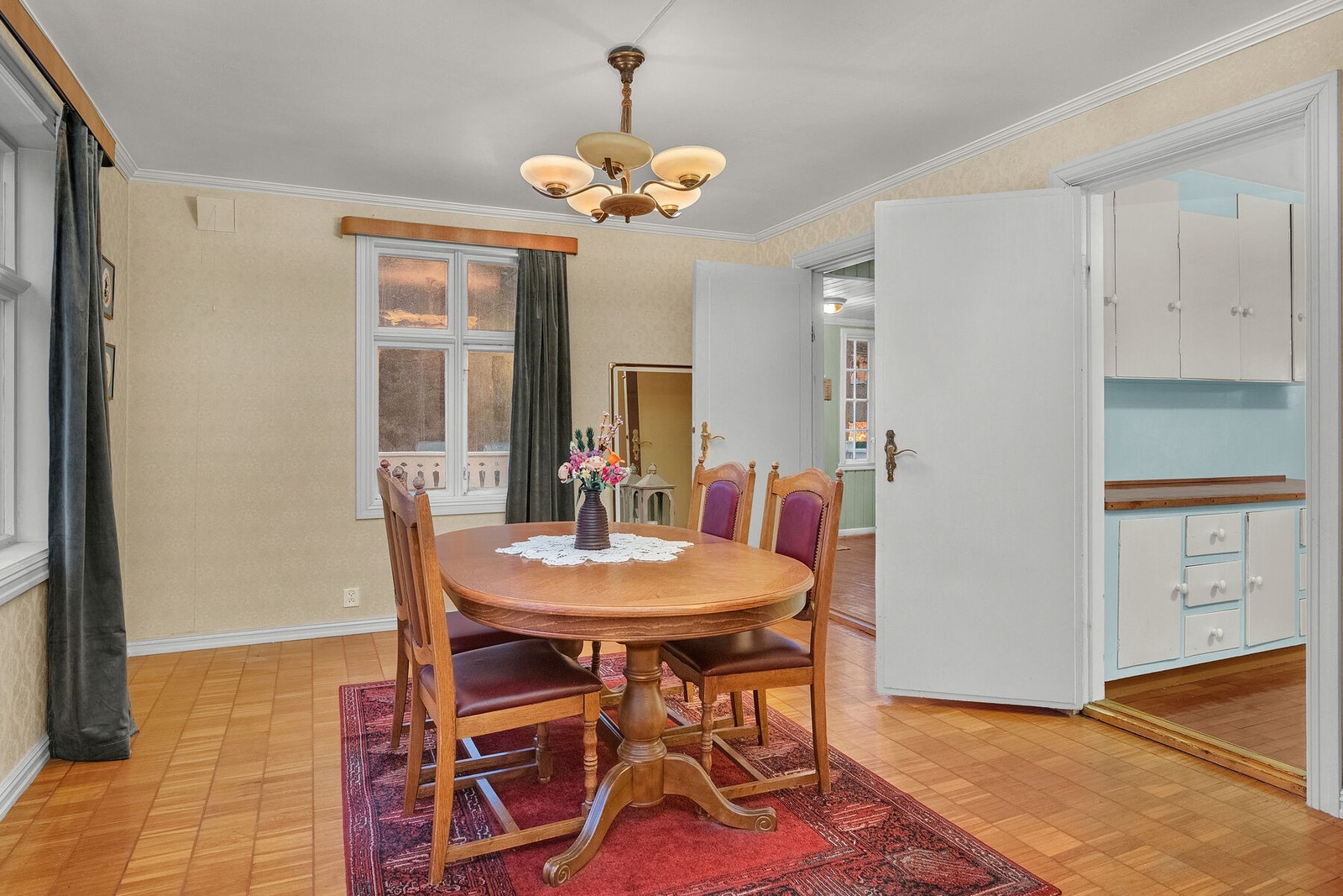 Eldre eikeparkett som kan slipes Galleribilde