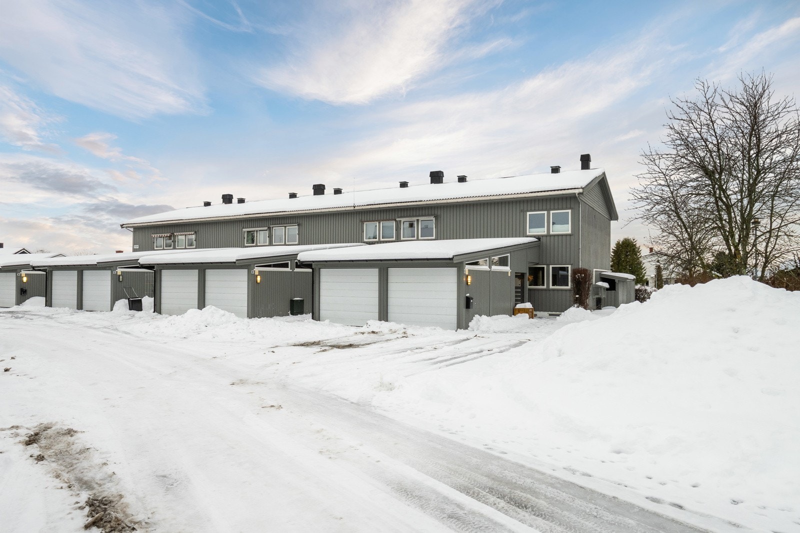 Fasade med garasjer Galleribilde