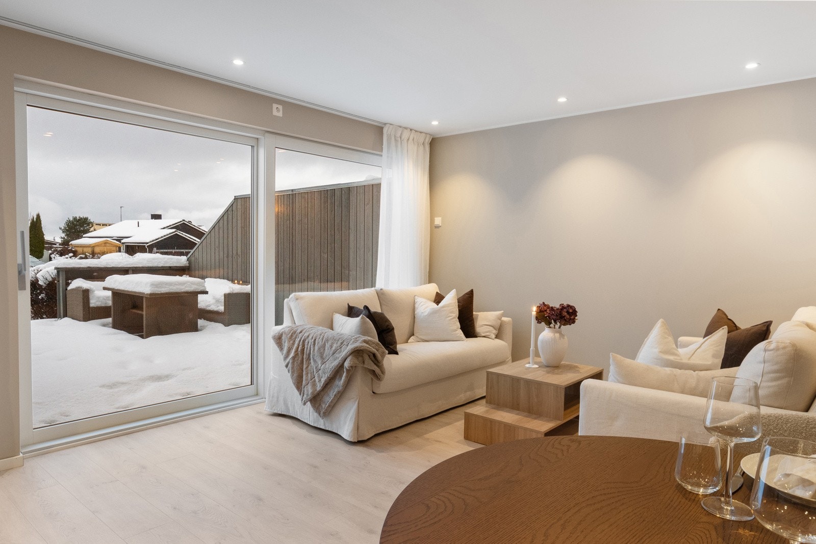 Lys og innbydende stue med utgang til terrasse og hage Galleribilde