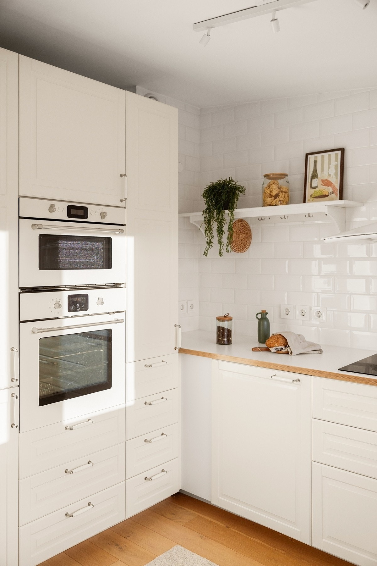 Det er godt med både skap- og benkeplass, perfekt for den som liker å briljere på kjøkkenet Galleribilde