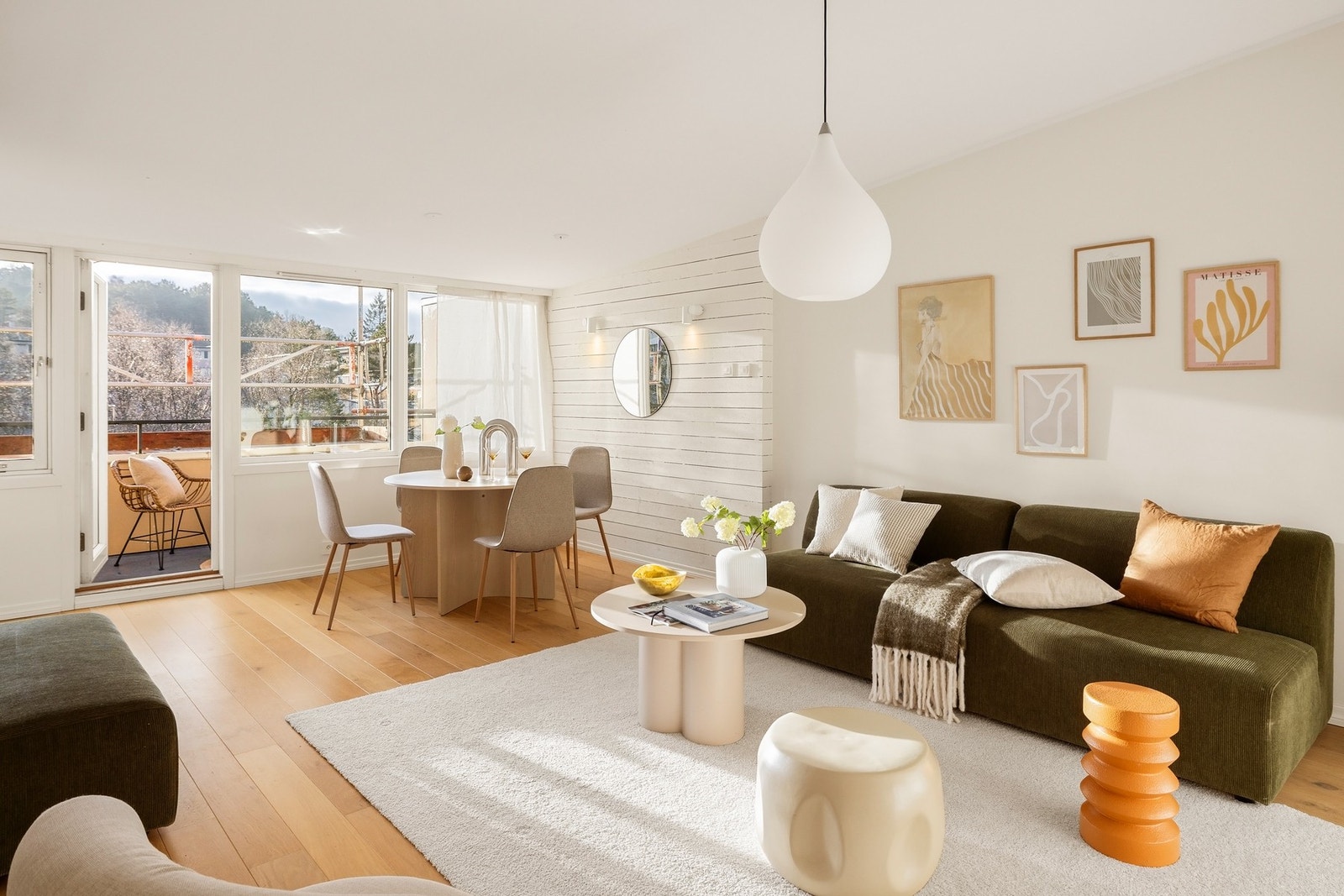 De store vindusflatene sørger for rikelig med lysinnslipp og skaper en behagelig atmosfære i boligen Galleribilde