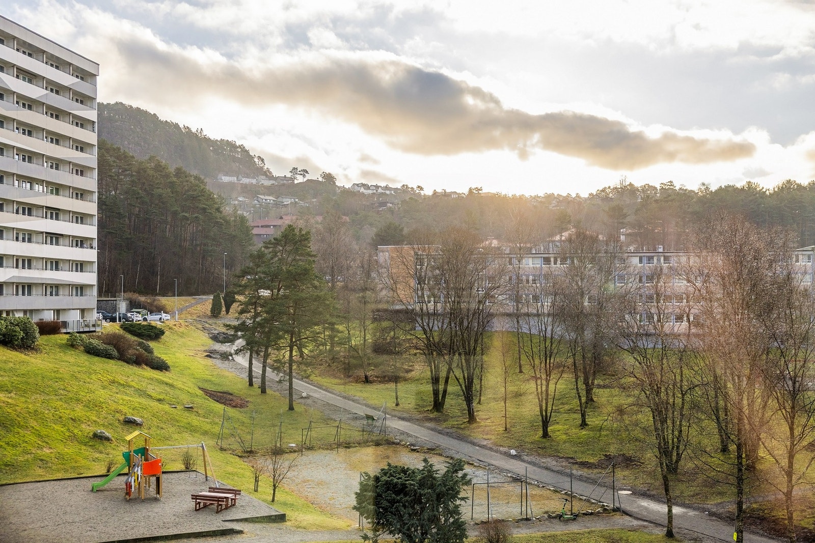 Fra leiligheten er det kort avstand til buss, bybane, dagligvare og treningssenter mm. Galleribilde