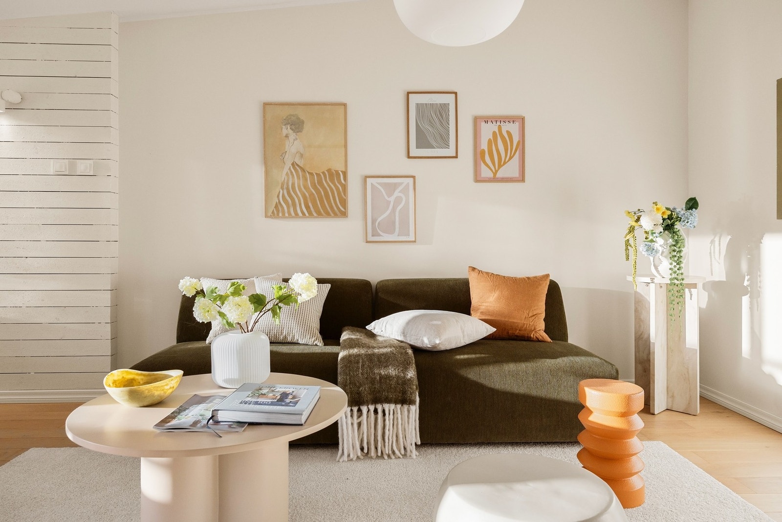 Det er lunt og tidsriktig fargevalg på vegger, mot parkett på gulv Galleribilde