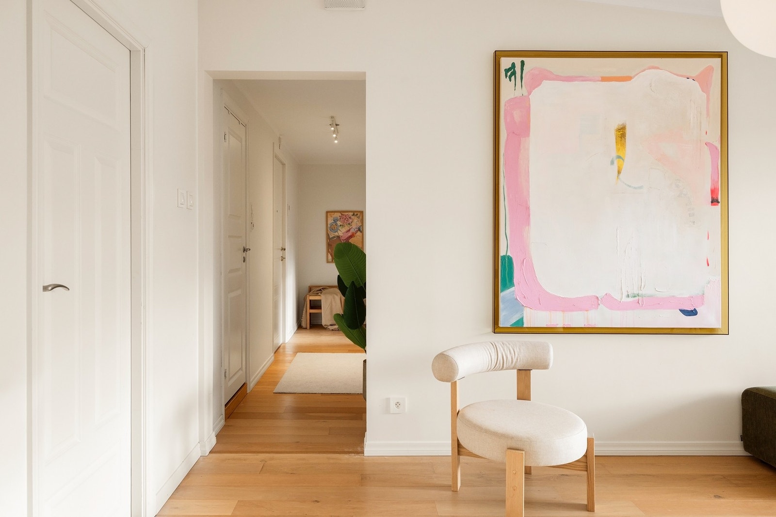 Leiligheten består av entré, stue, kjøkken, to soverom og bad/vaskerom Galleribilde