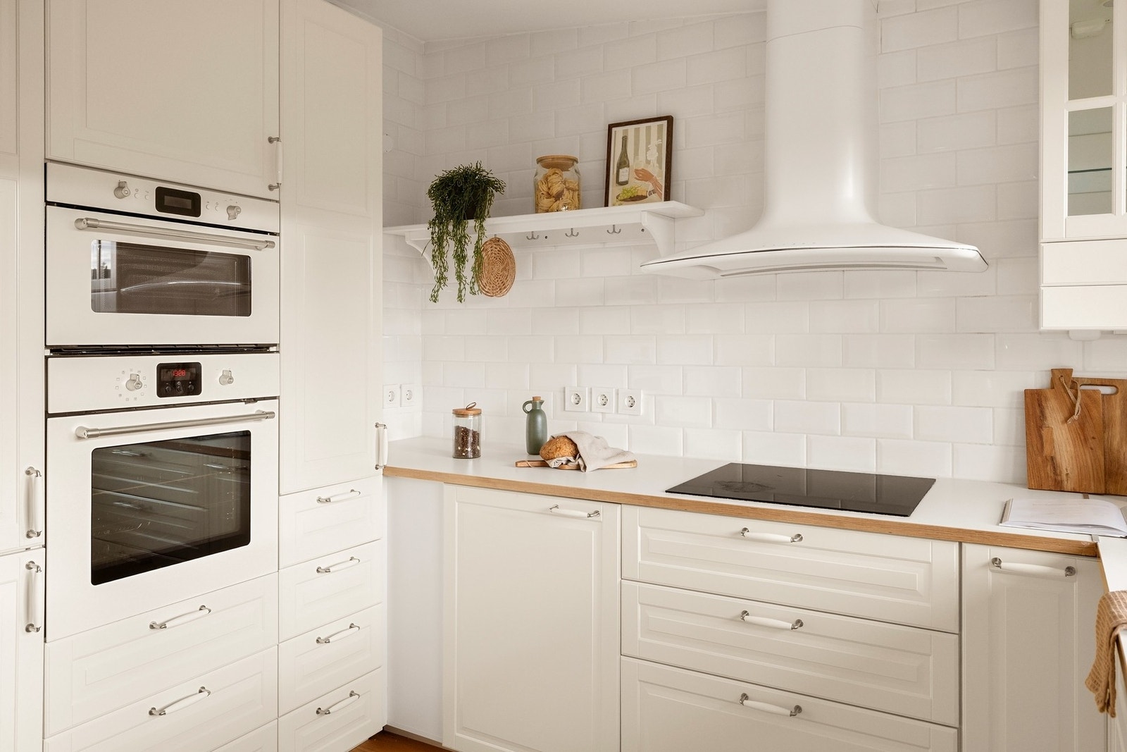 Av integrerte hvitevarer finner du platetopp, stekeovn, oppvaskmaskin, mikrobølgeovn og kombiskap Galleribilde