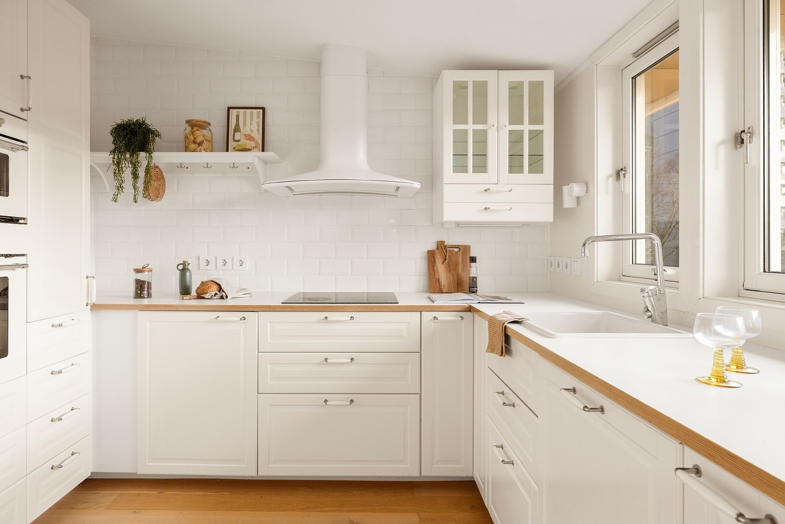 Meget lekkert kjøkken innredet med profilerte fronter og laminert benkeplate Galleribilde