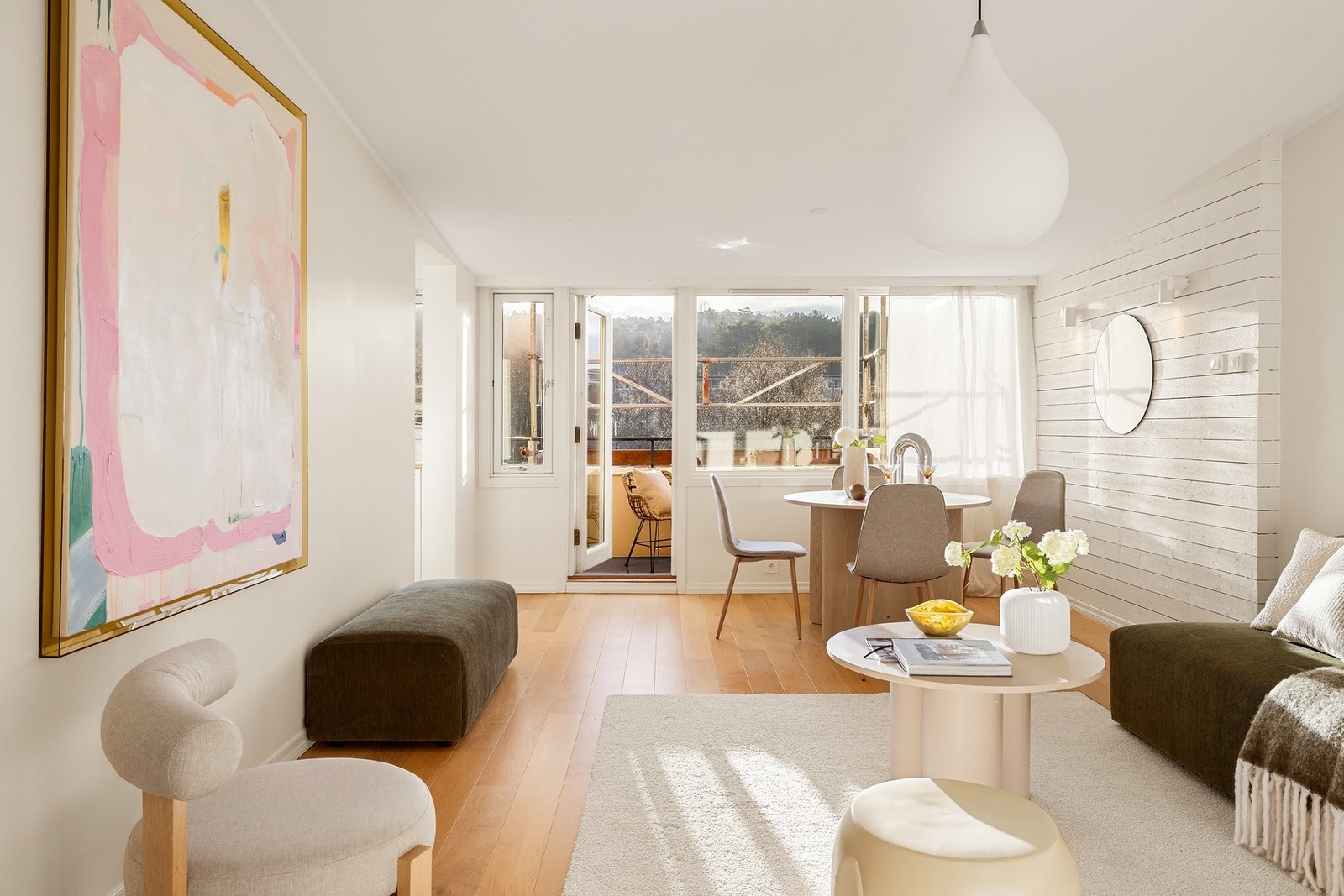 Fra stuen er det utgang til romslig balkong Galleribilde