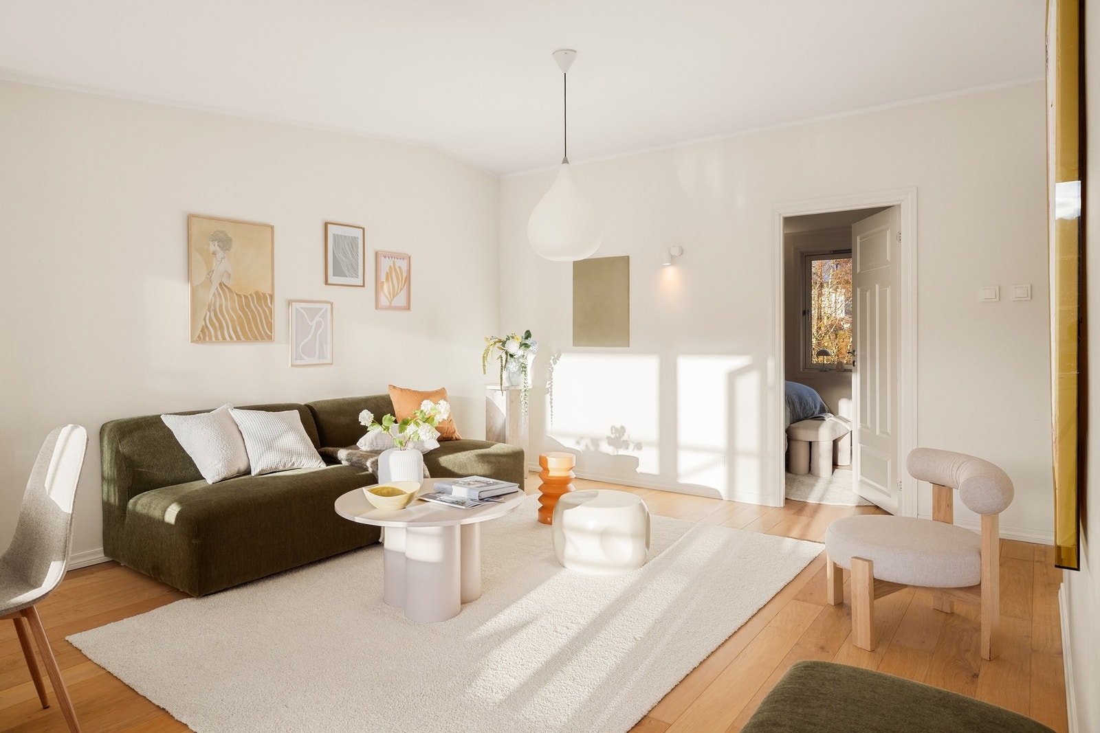 Fra stuen er det tilkomst til det første av de to soverommene Galleribilde