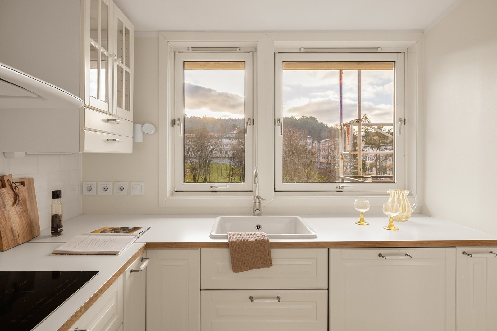 Under matlagingen kan du nyte fri og herlig utsikt over borettslagets grøntarealer Galleribilde