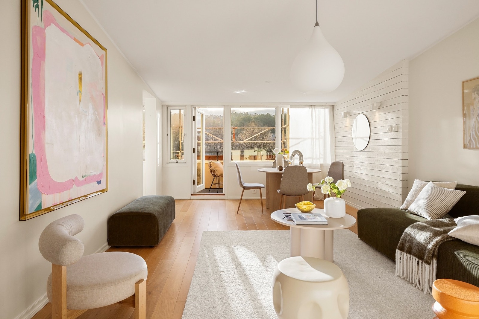 Hele leiligheten er malt i lyse, tidsriktige farger som gir en god atmosfære Galleribilde