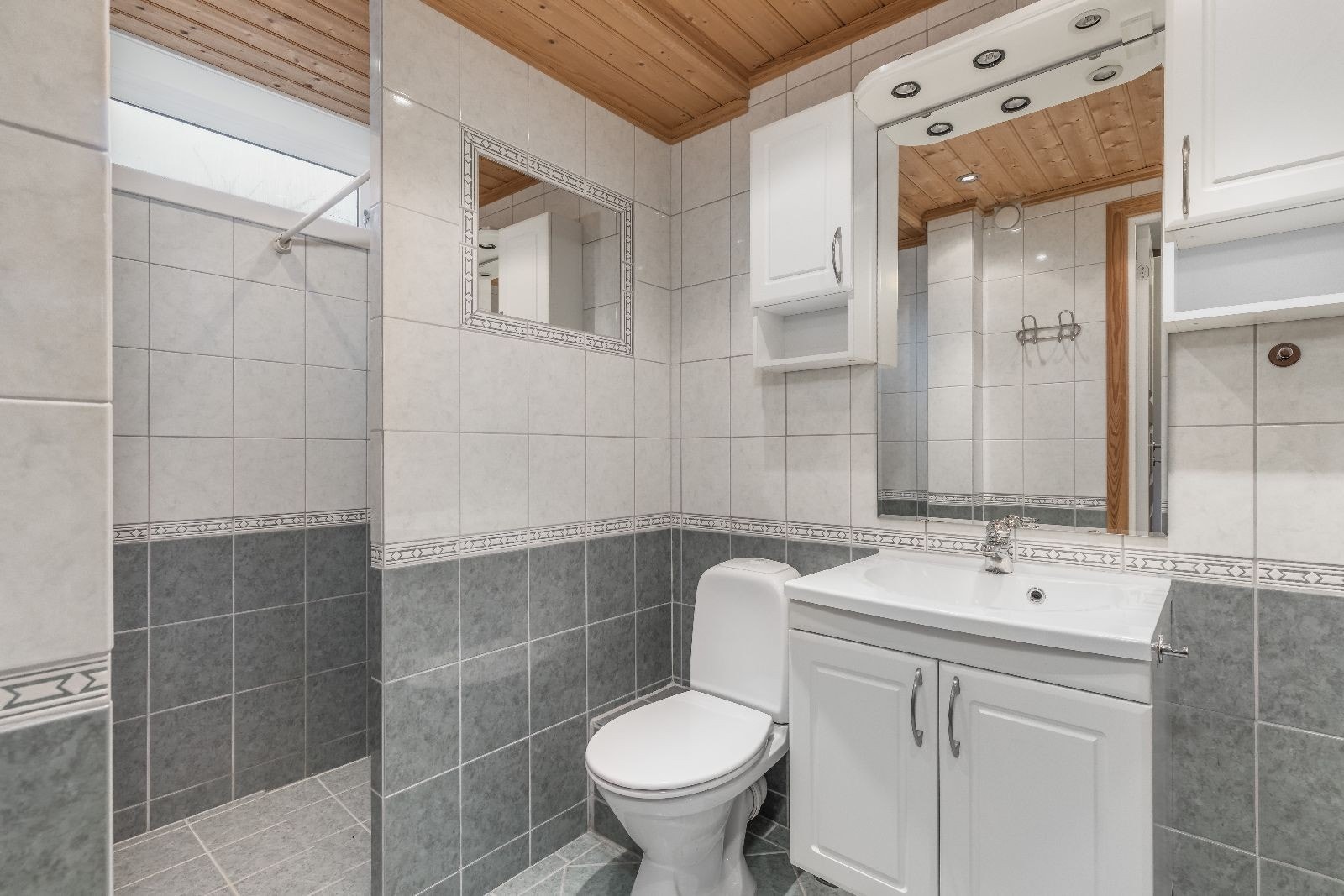 Pent flislagt bad med dusjhjørne og gulvvarme Galleribilde