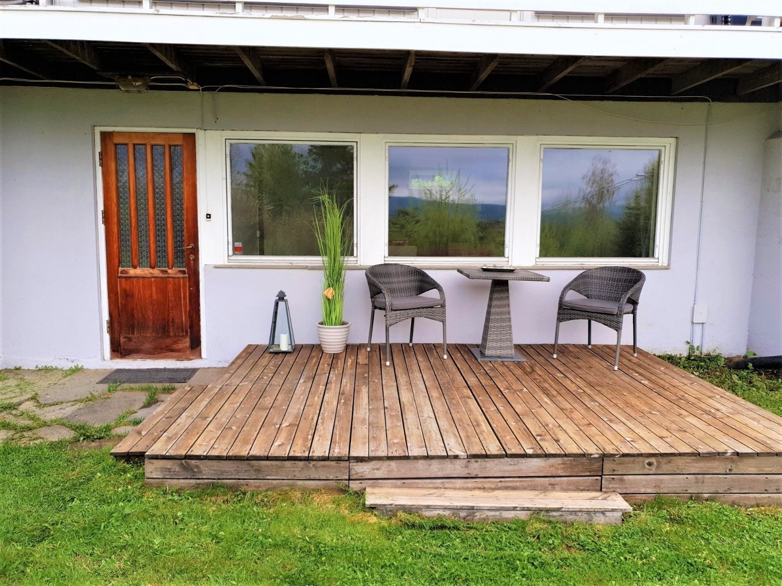 Stor terrasse med plass til utemøblement. Det er nå bygget en utebod på venstre side. Galleribilde