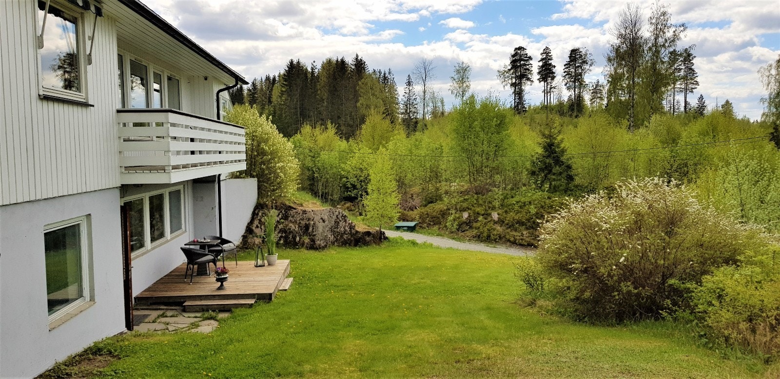 Leiligheten disponerer et stort uteområde med gode solforhold Galleribilde