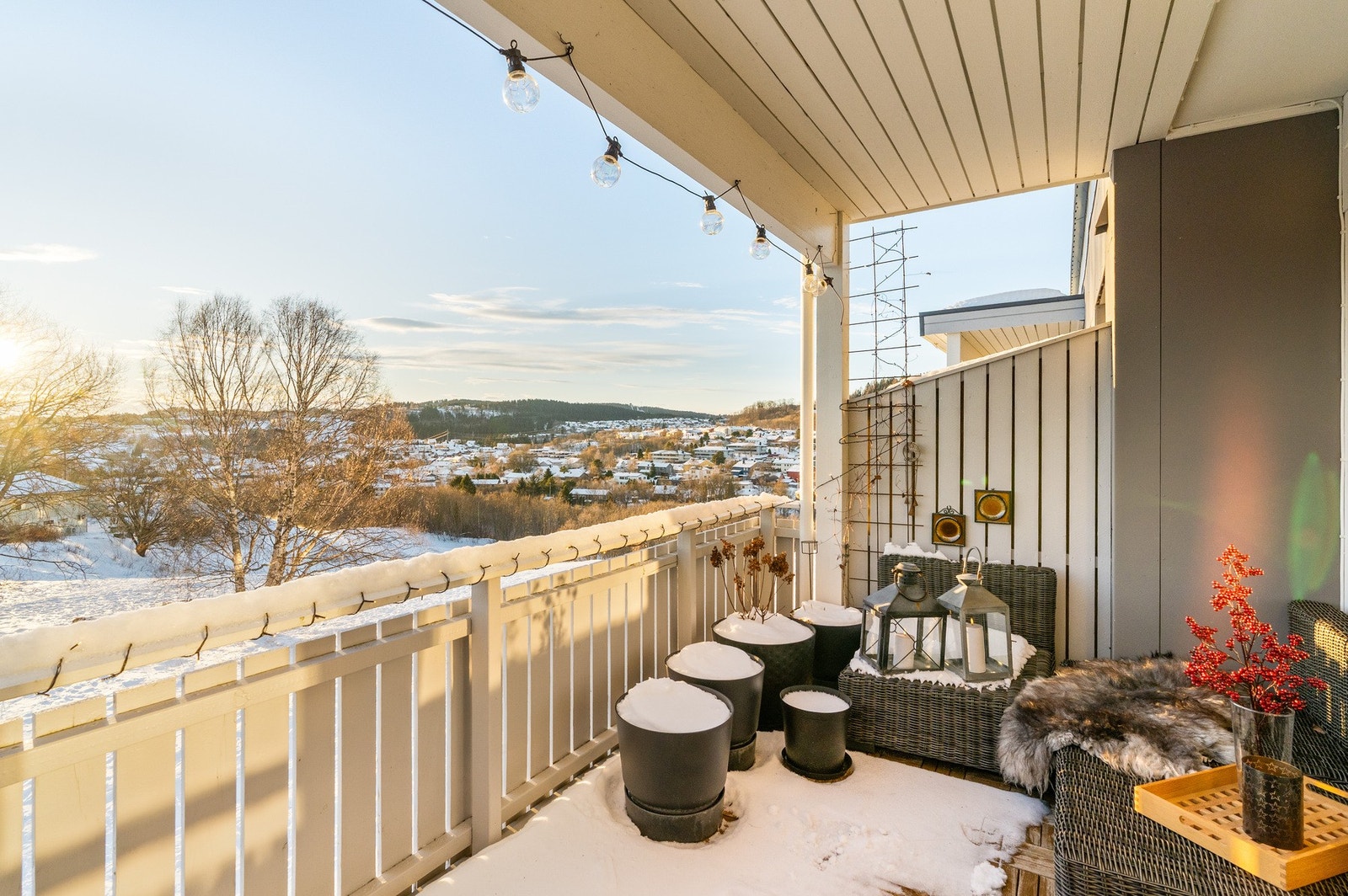 Leiligheten har en sørvendt privat ende-balkong med fin utsikt mot Granåsen. Galleribilde