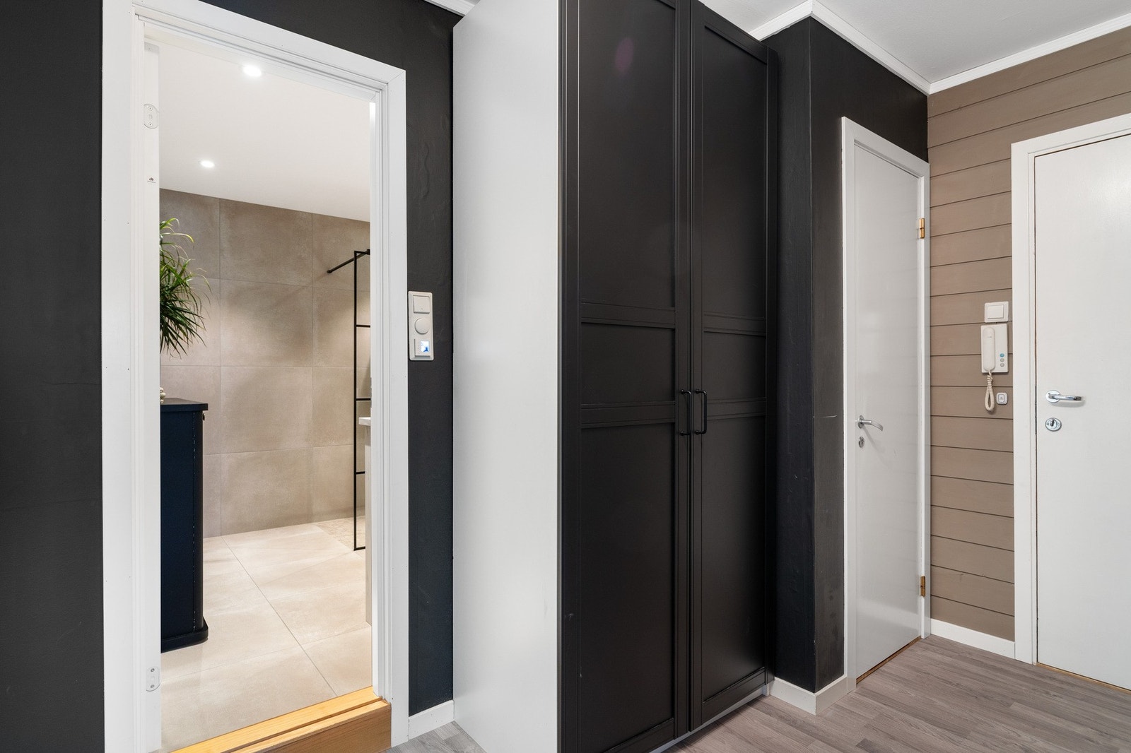 Denne leder til separat bad og wc,praktisk bod, samt soverommene. Galleribilde