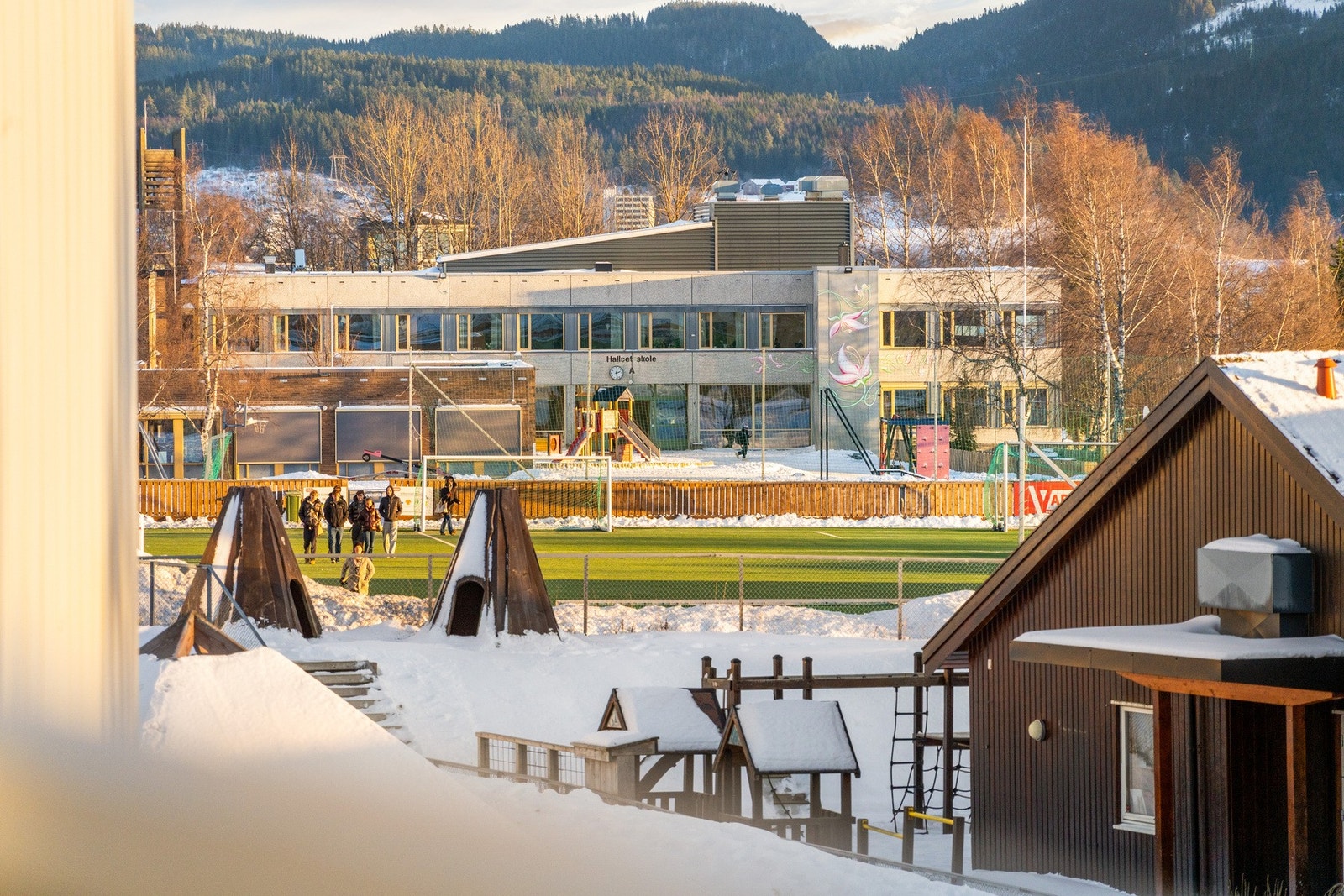 Både barnehage, barneskole og videregående skole er alle innen kort gangavstand, 3-5 min. Galleribilde