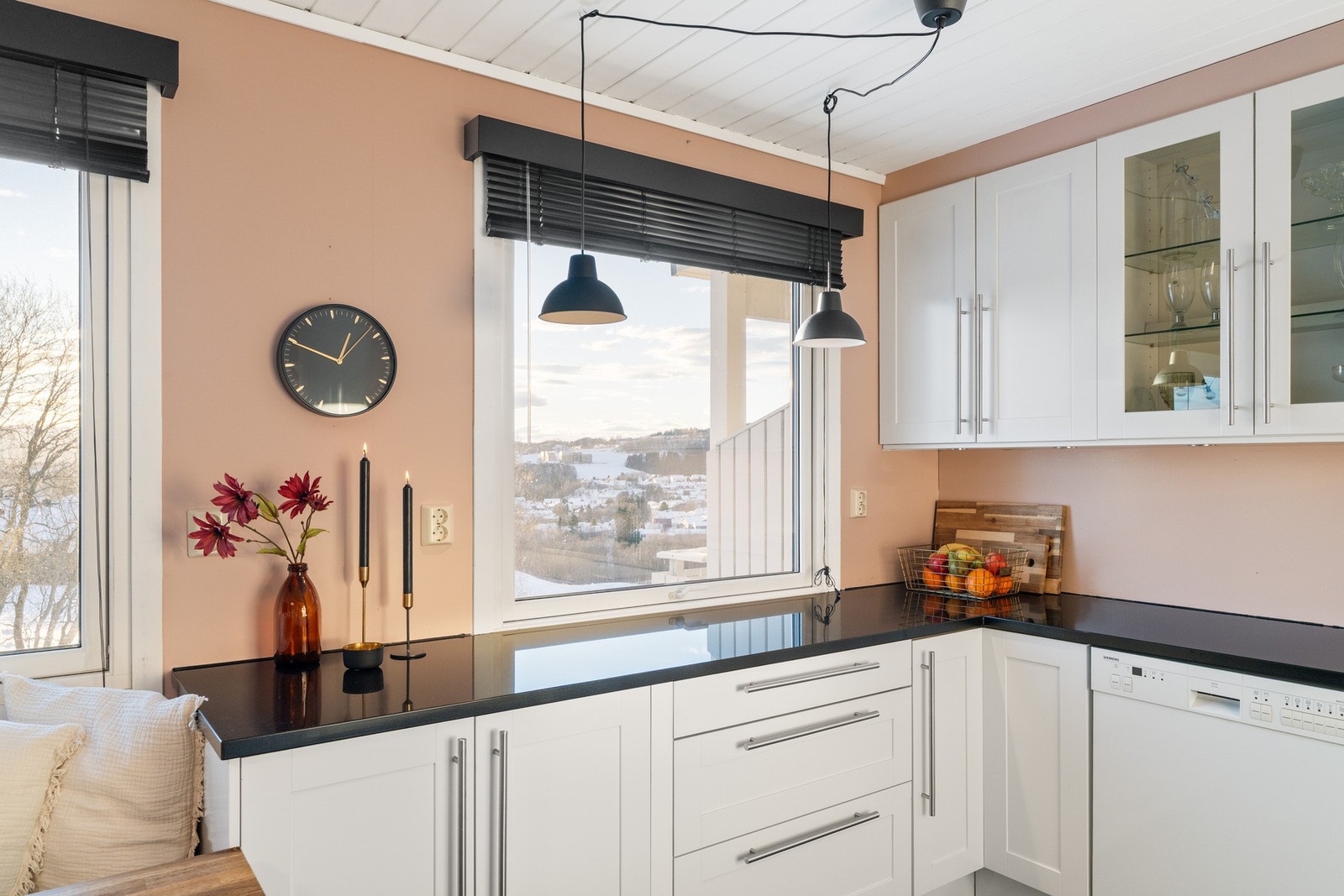 Kjøkkenet måler 13,5 kvm og har herlig utsyn sørover mot friområde. Galleribilde