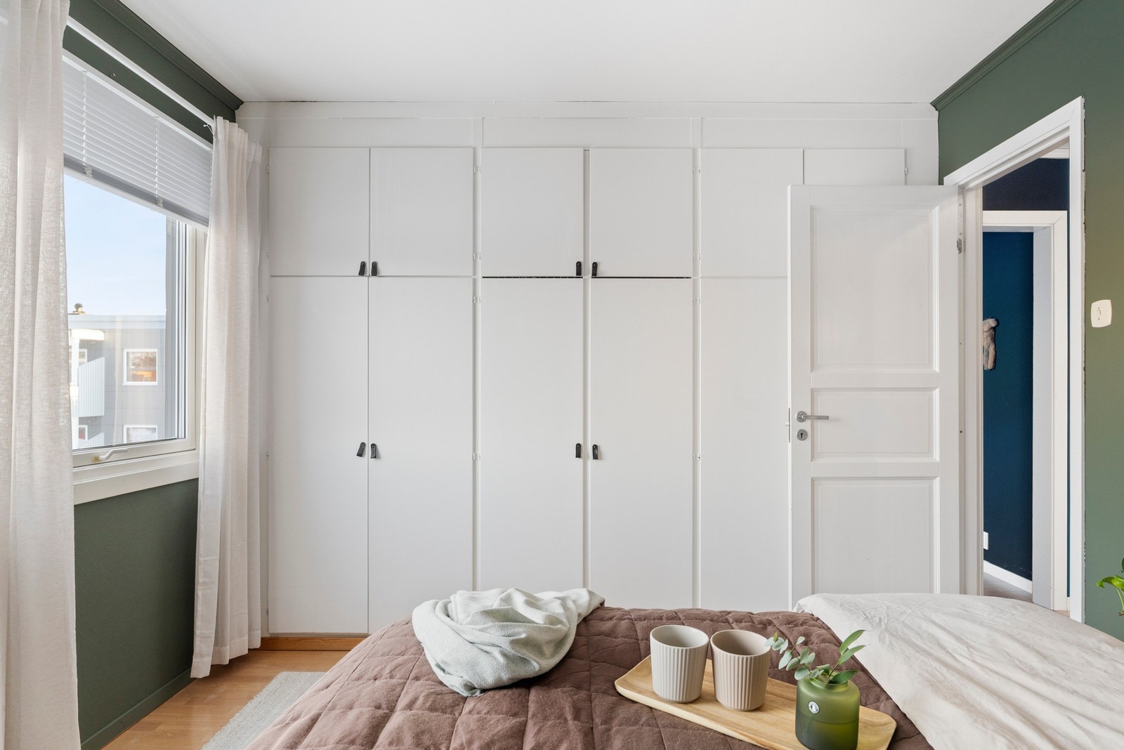 Romslig plassbygget garderobe på hovedsoverommet. Galleribilde