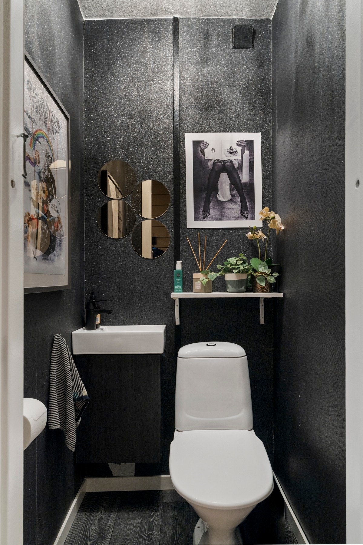 Separat wc med egen servant. Galleribilde