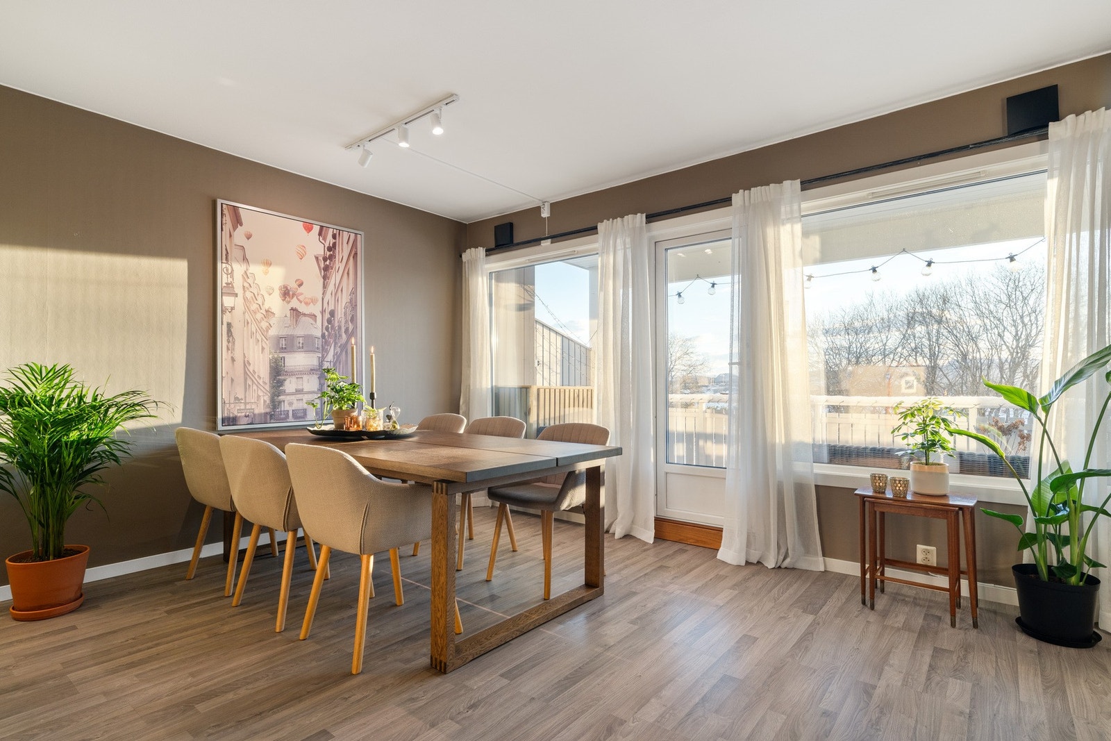 Store vindusflater vendt mot sør sikrer rikelig med naturlig daglys hele året. Galleribilde