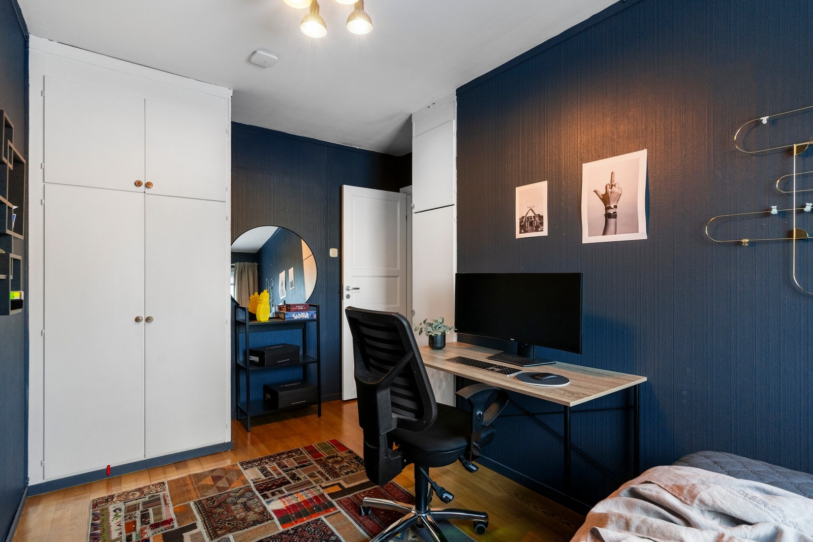 Rommet har god plass til seng, pult og garderobe. Galleribilde