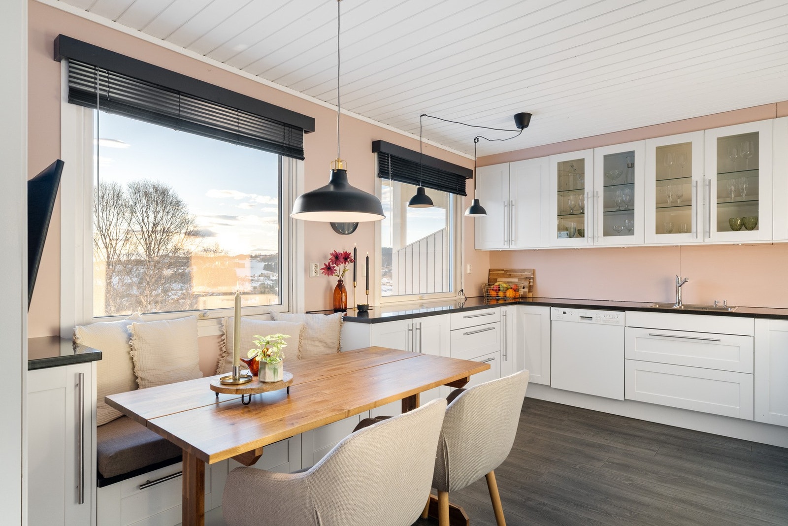 Egen spiseplass på kjøkkenet er også meget praktisk. Galleribilde