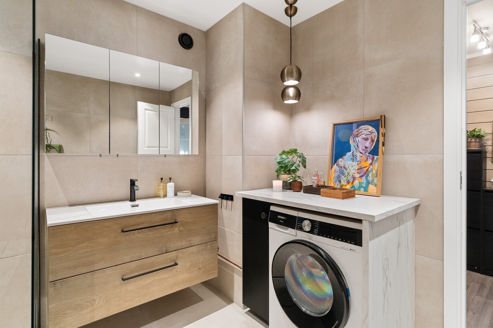 Badet er i moderne utførelse og innehar meget god standard Galleribilde