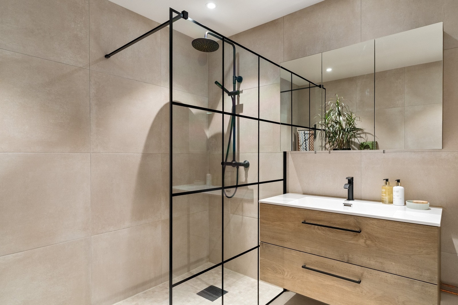 Leiligheten byr på et romslig og meget delikat flislagt bad på 6,4 kvm. Galleribilde