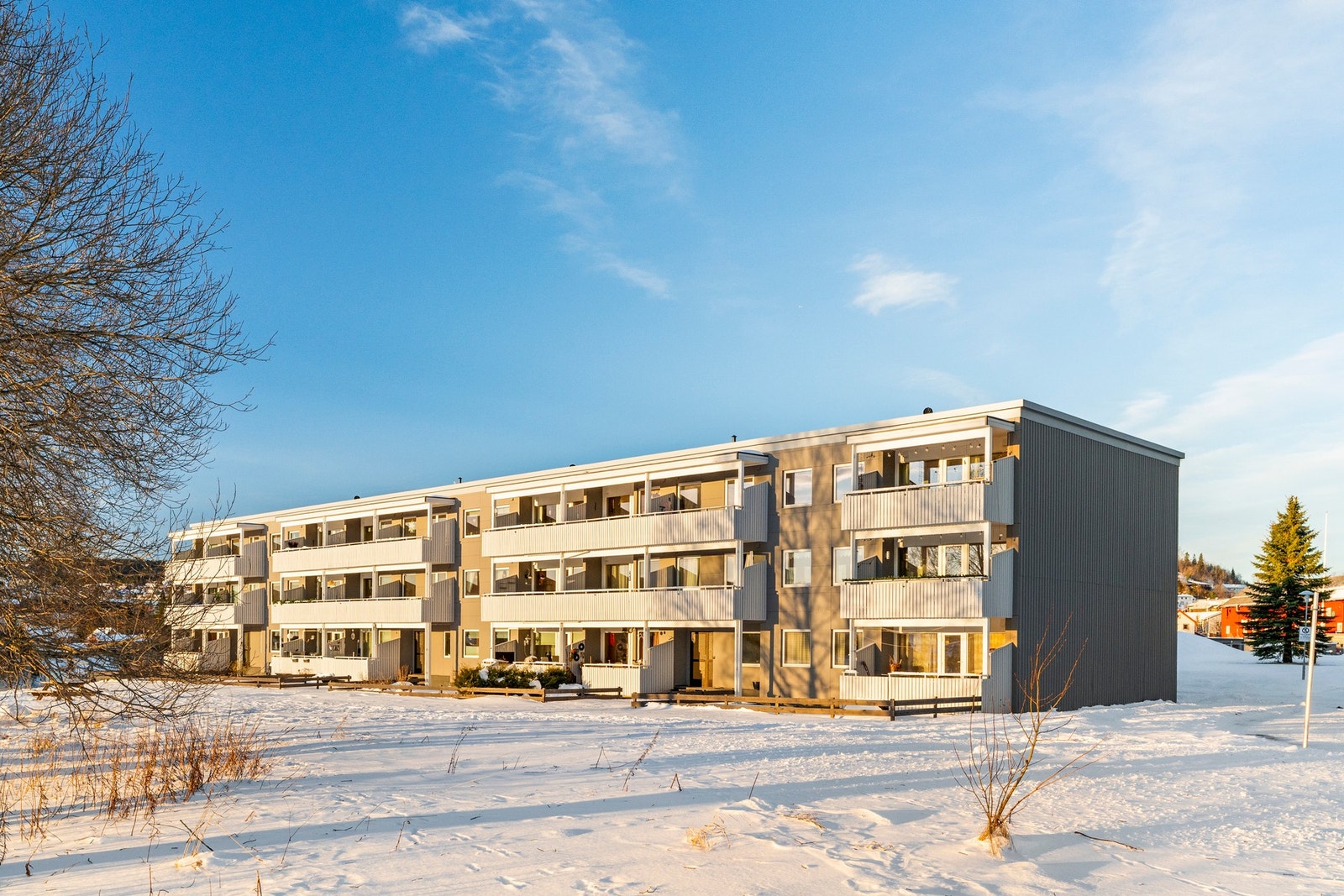 NB! Legg merke til at akkurat denne leiligheten har meget privat balkong, ingen ved sidene... Galleribilde