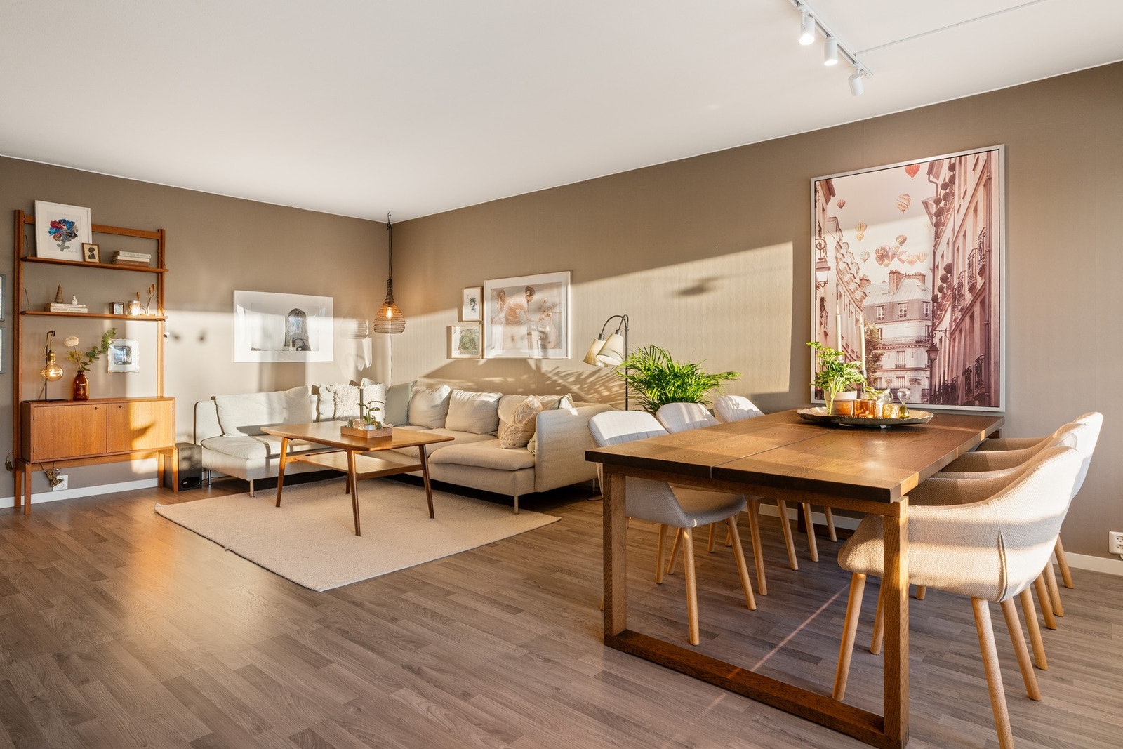 Stuen måler 28,4 kvm med meget god plass til ønsket møblement. Galleribilde