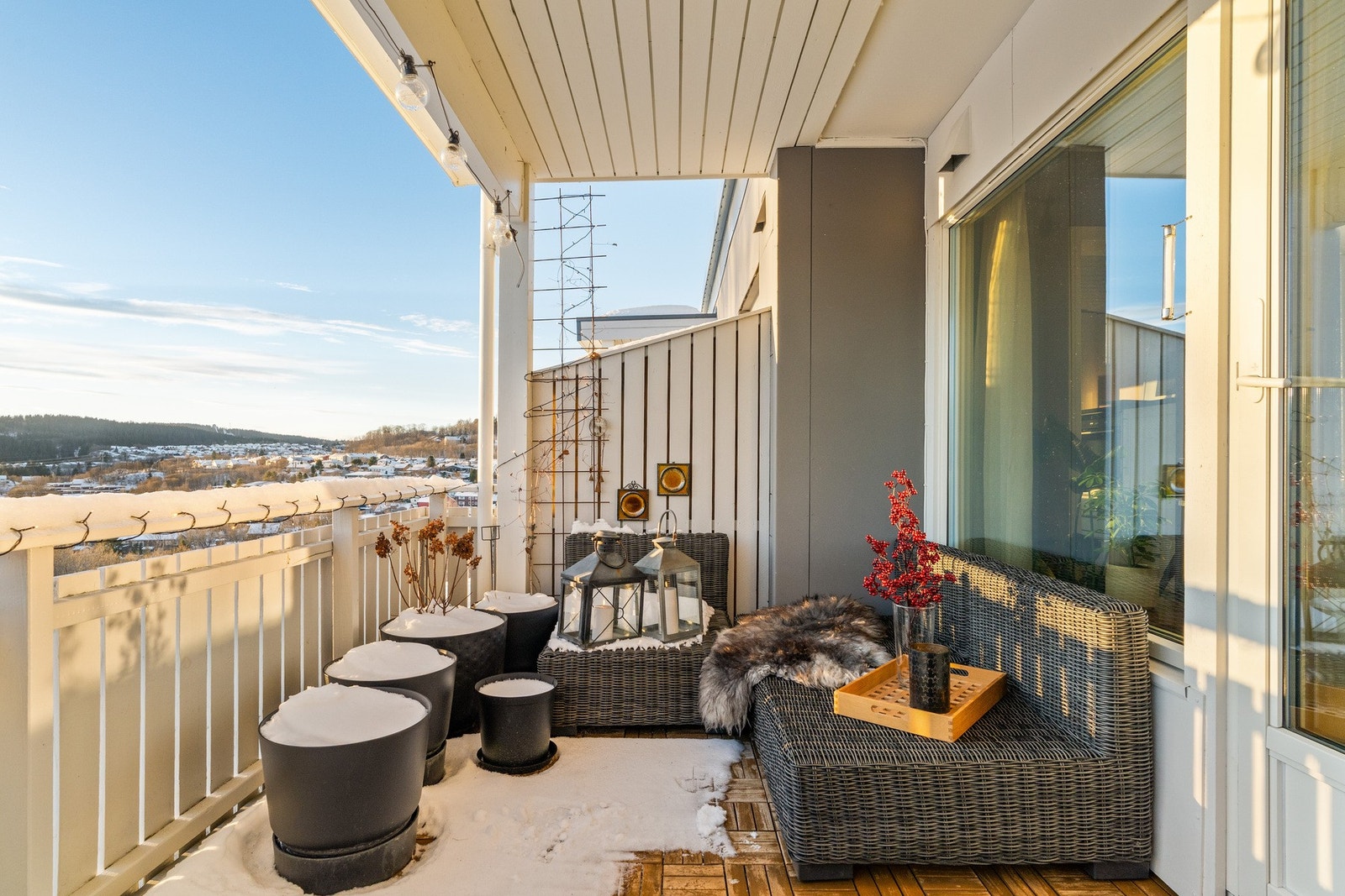 Balkongen er oppmålt til 10 kvm. Galleribilde