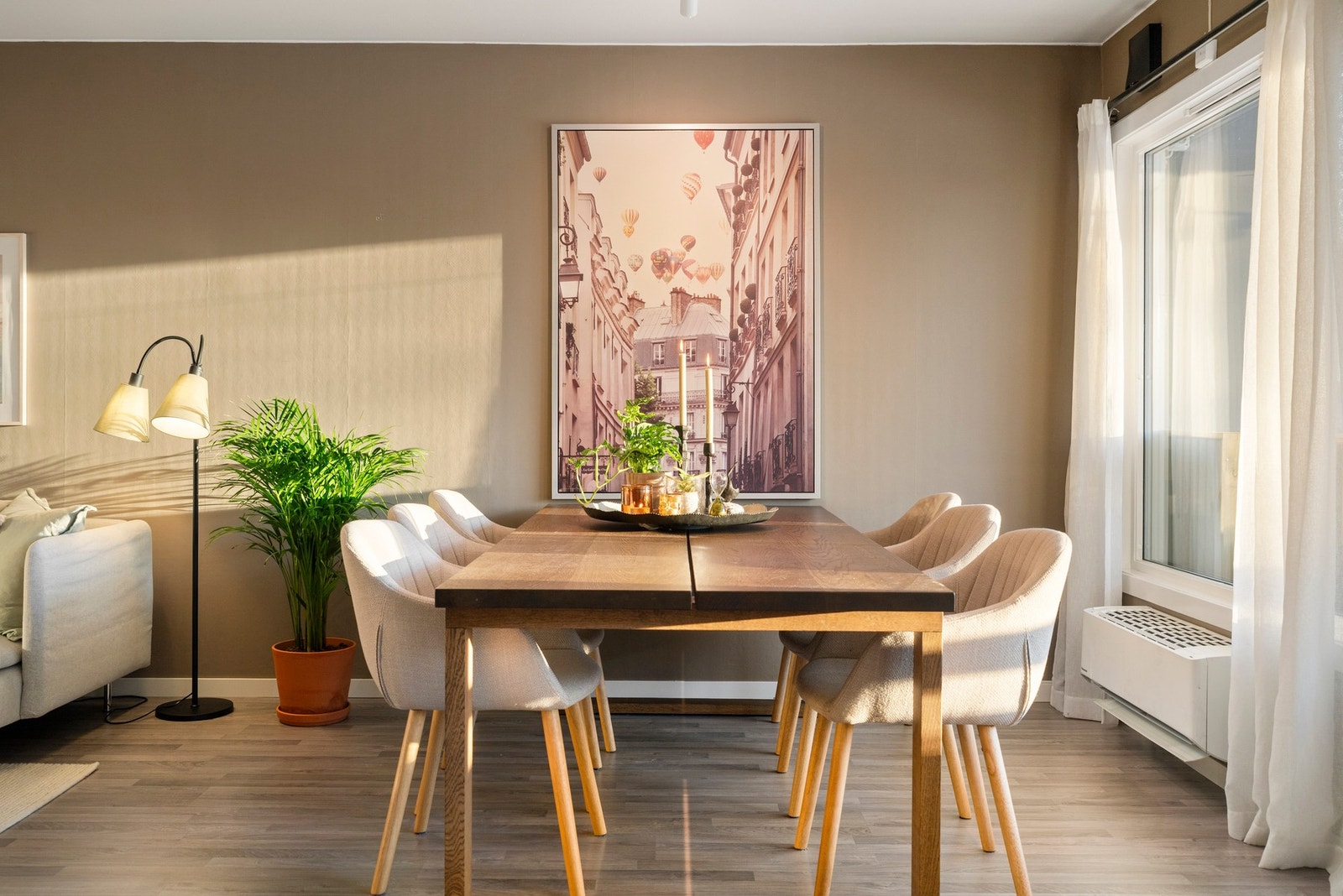 Det er installert varmepumpe. Komfortabel varme vinterstid og luftrensing/nedkjøling sommerstid. Galleribilde