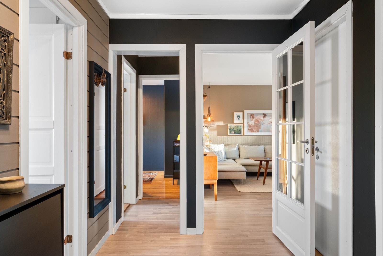 Entreen er på solide 8 kvm. Galleribilde