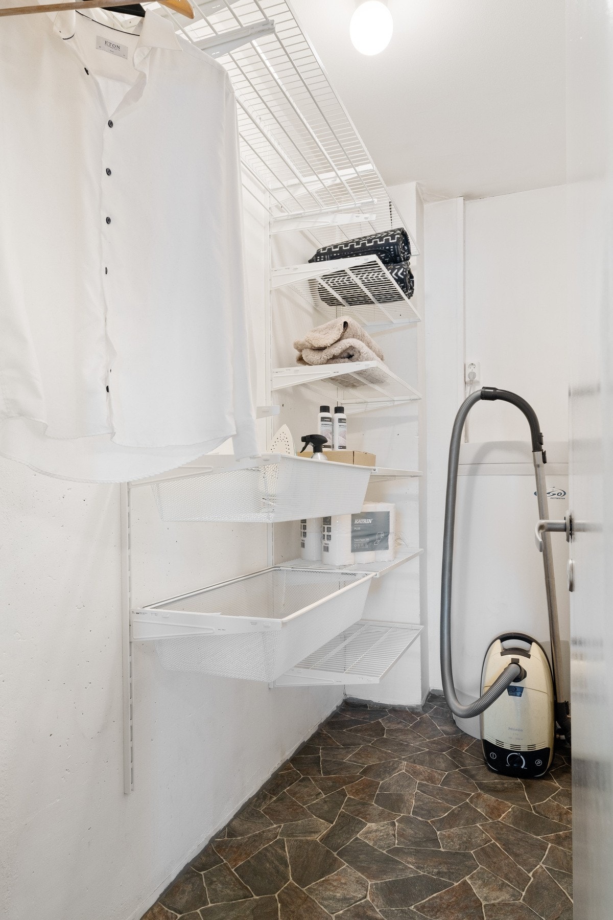 Separat innvendig bod på 2,9 kvm. Meget praktisk for støvsuger og div. Galleribilde