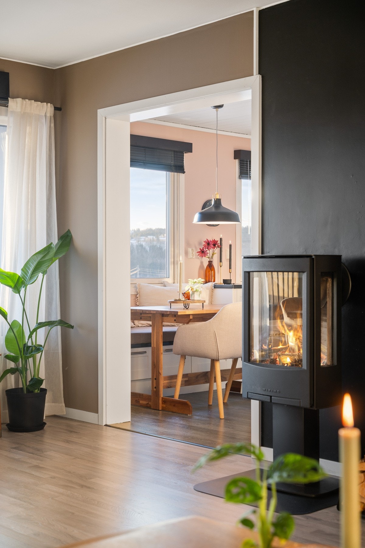 Den fine peisovnen er et hyggelig supplement på de kaldeste dagene, eventuelt bare for kveldskosen sin del. Galleribilde