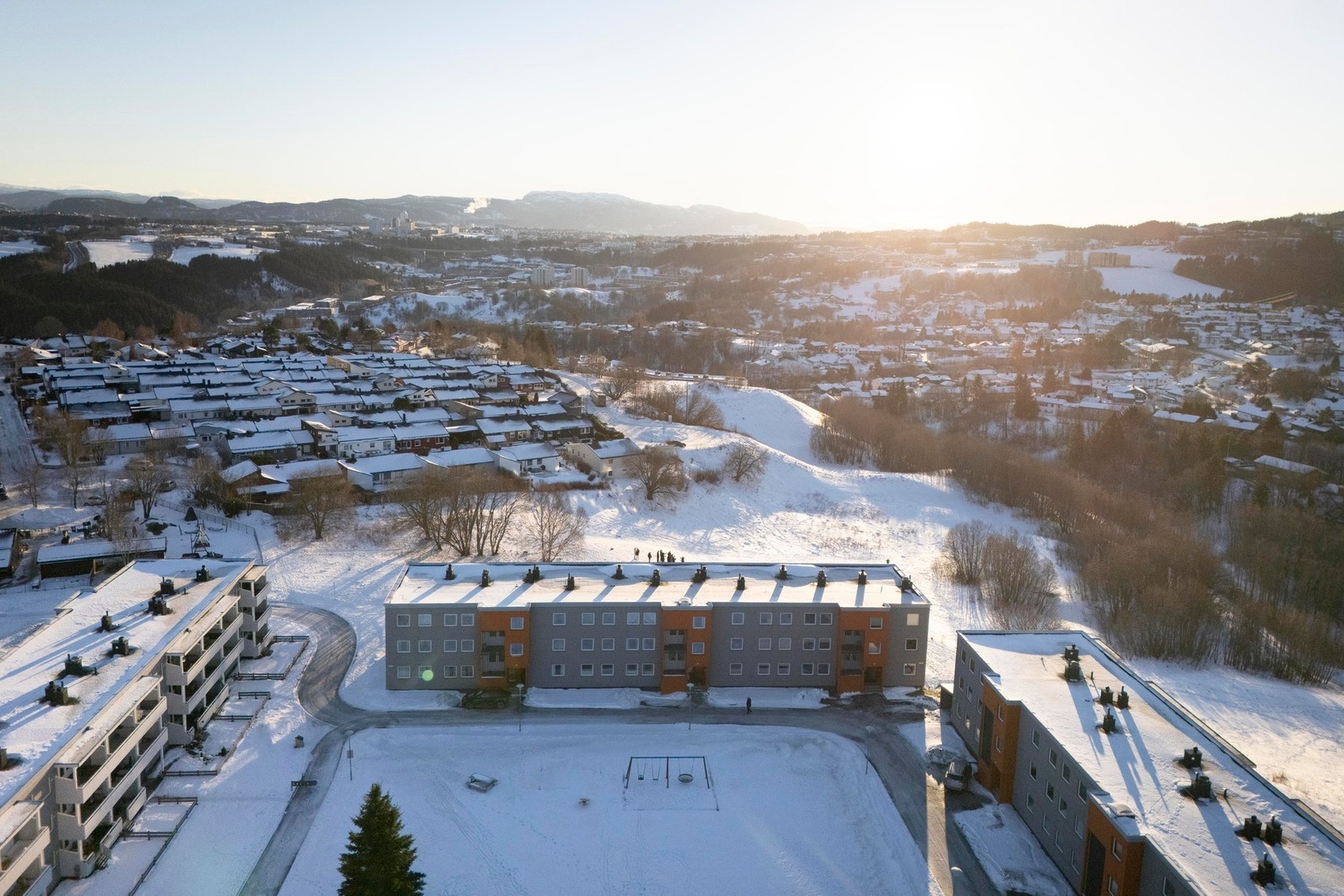 Felleskostnadene inkluderer kommunale avgifter, fellesutgifter, TV/internett, renhold av fellesarealene, lånekostnader og generell drift av borettslaget. Galleribilde