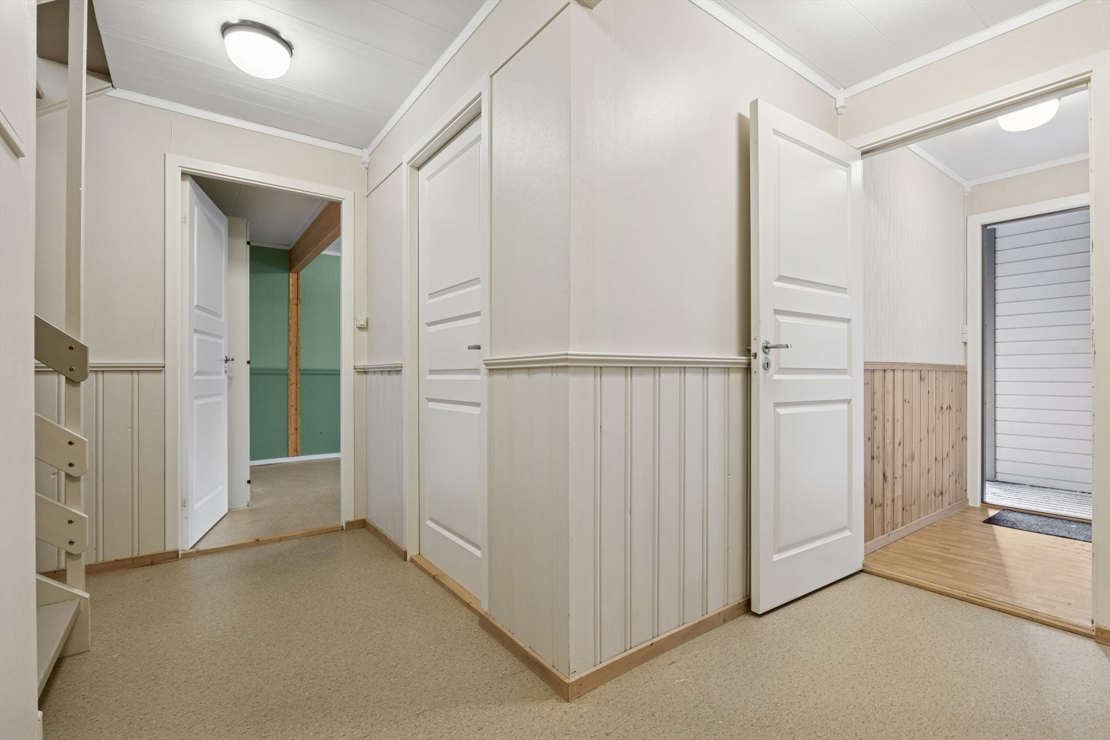 Gang i sokkeletasjen. Her er det adkomst til to soverom, bad og yttergang. Galleribilde