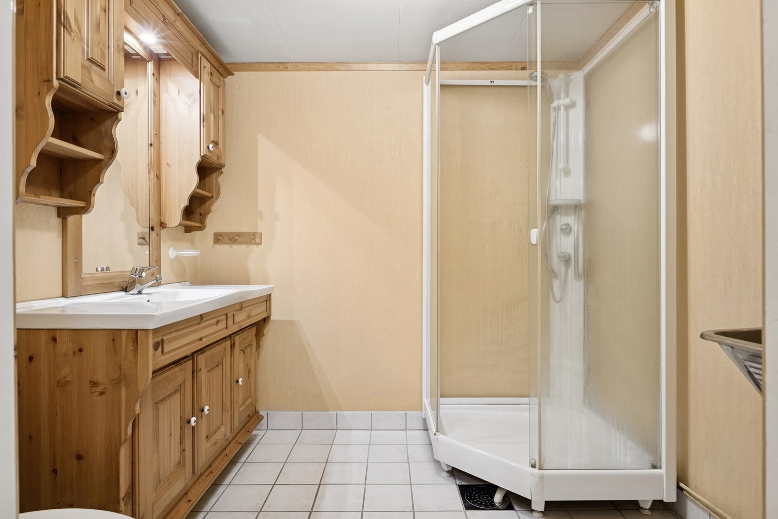 Badet ligger i sokkeletasjen og ble sist renovert i 2000 Galleribilde