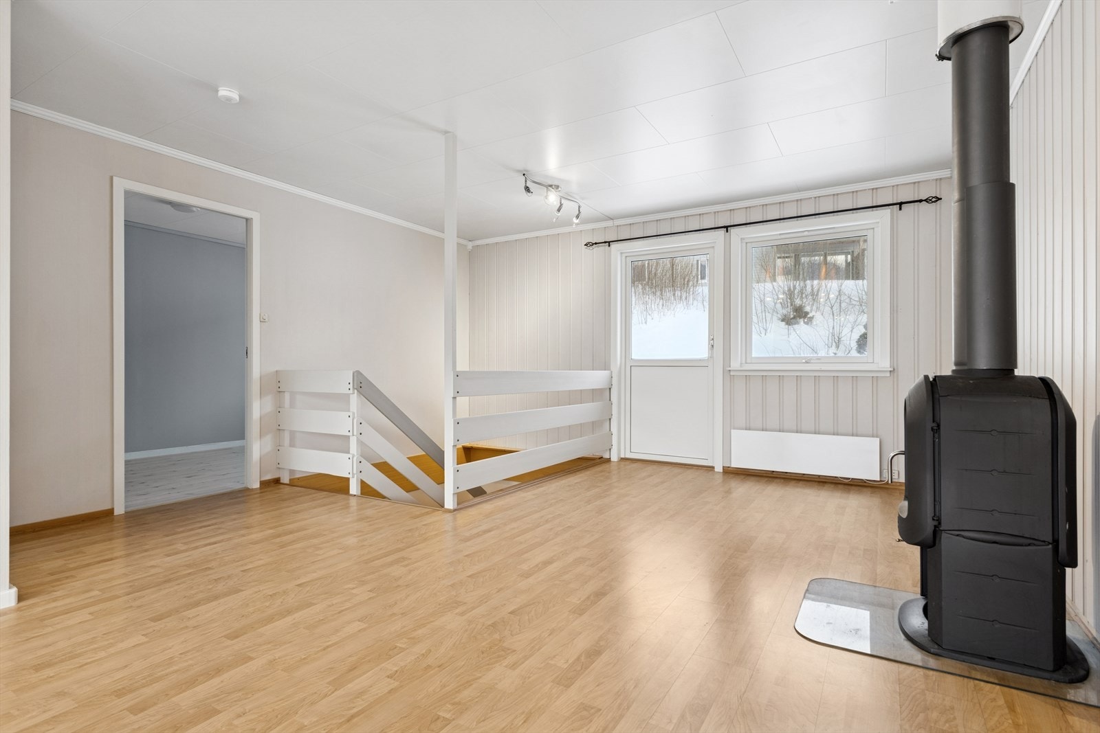 Stuen har på den ene siden adkomst til uteplass på bakkenivå samt til altan på den andre siden. Galleribilde