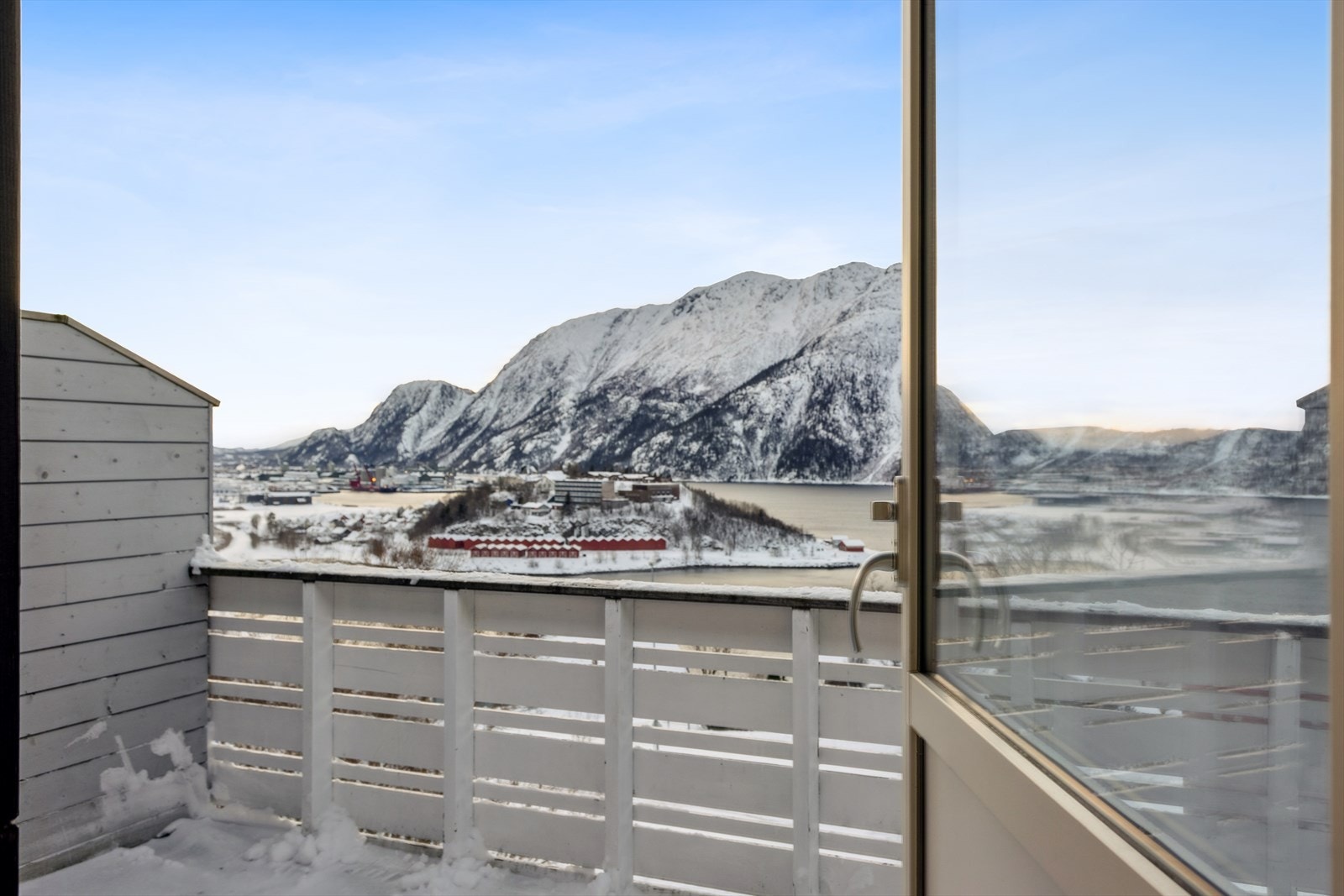 Altanen med utgang fra stuen har flott utsikt og gode solforhold Galleribilde