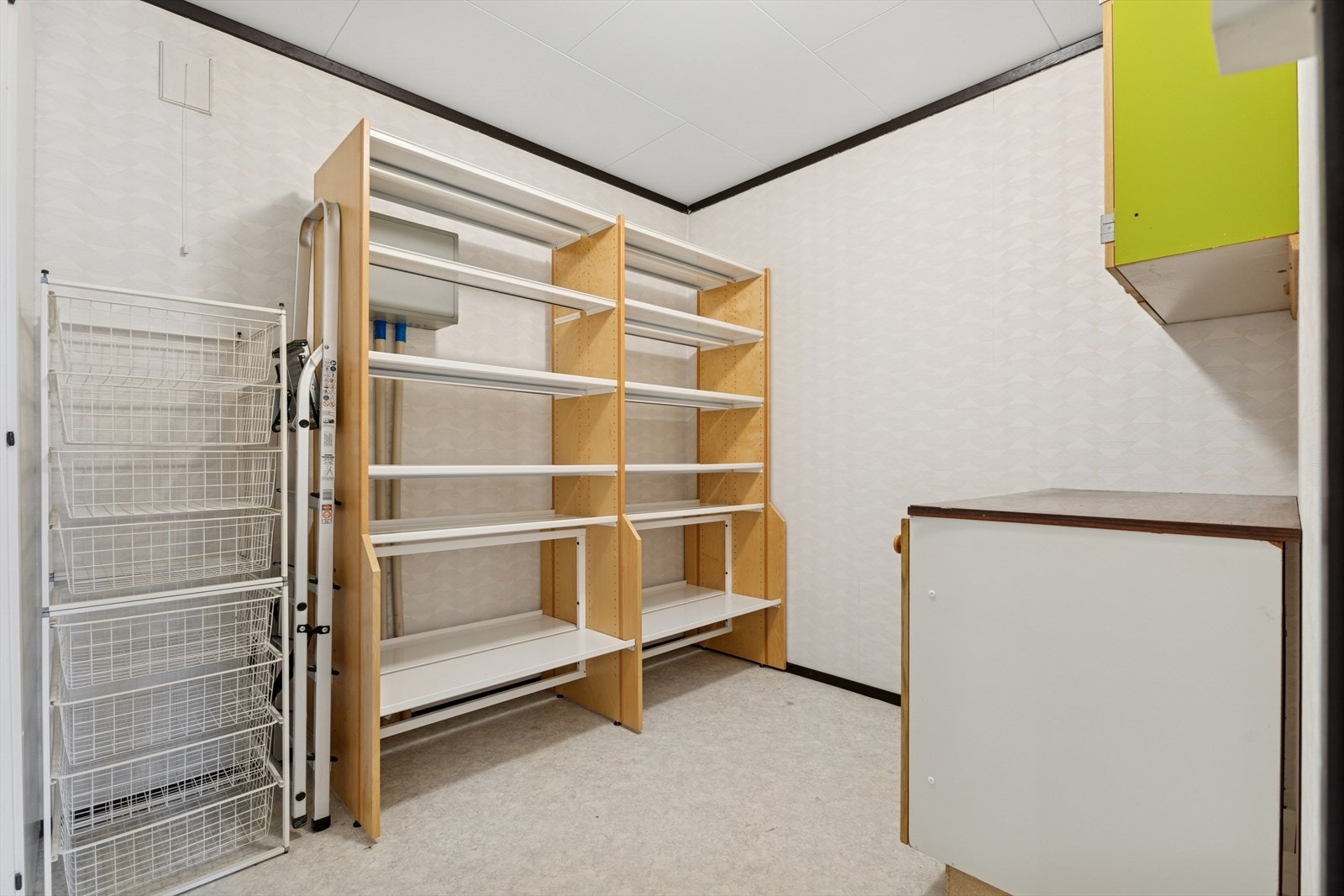 Bod/klesgarderobe har adkomst fra det største soverommet i underetasjen Galleribilde