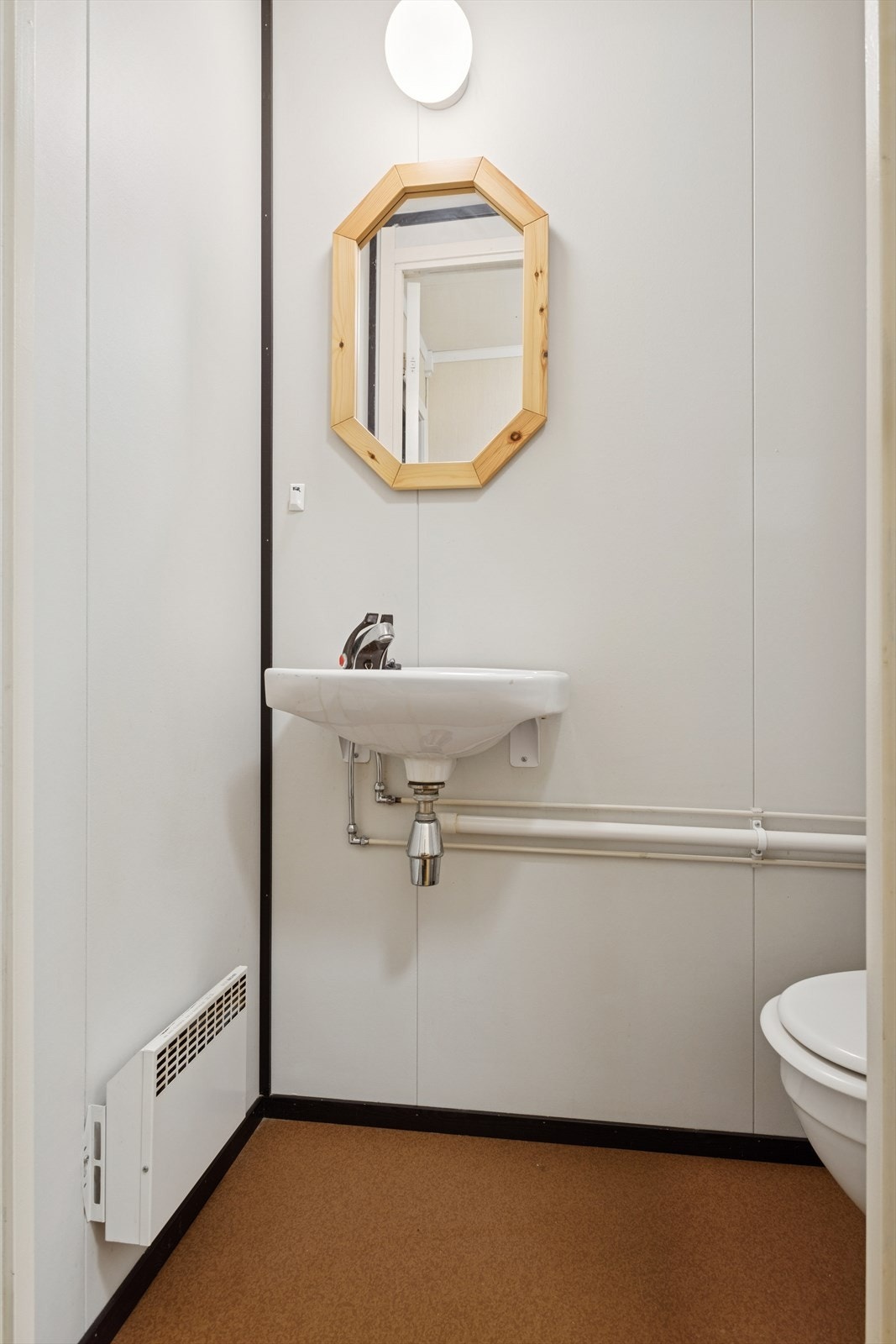 WC i sokkeletasjen Galleribilde