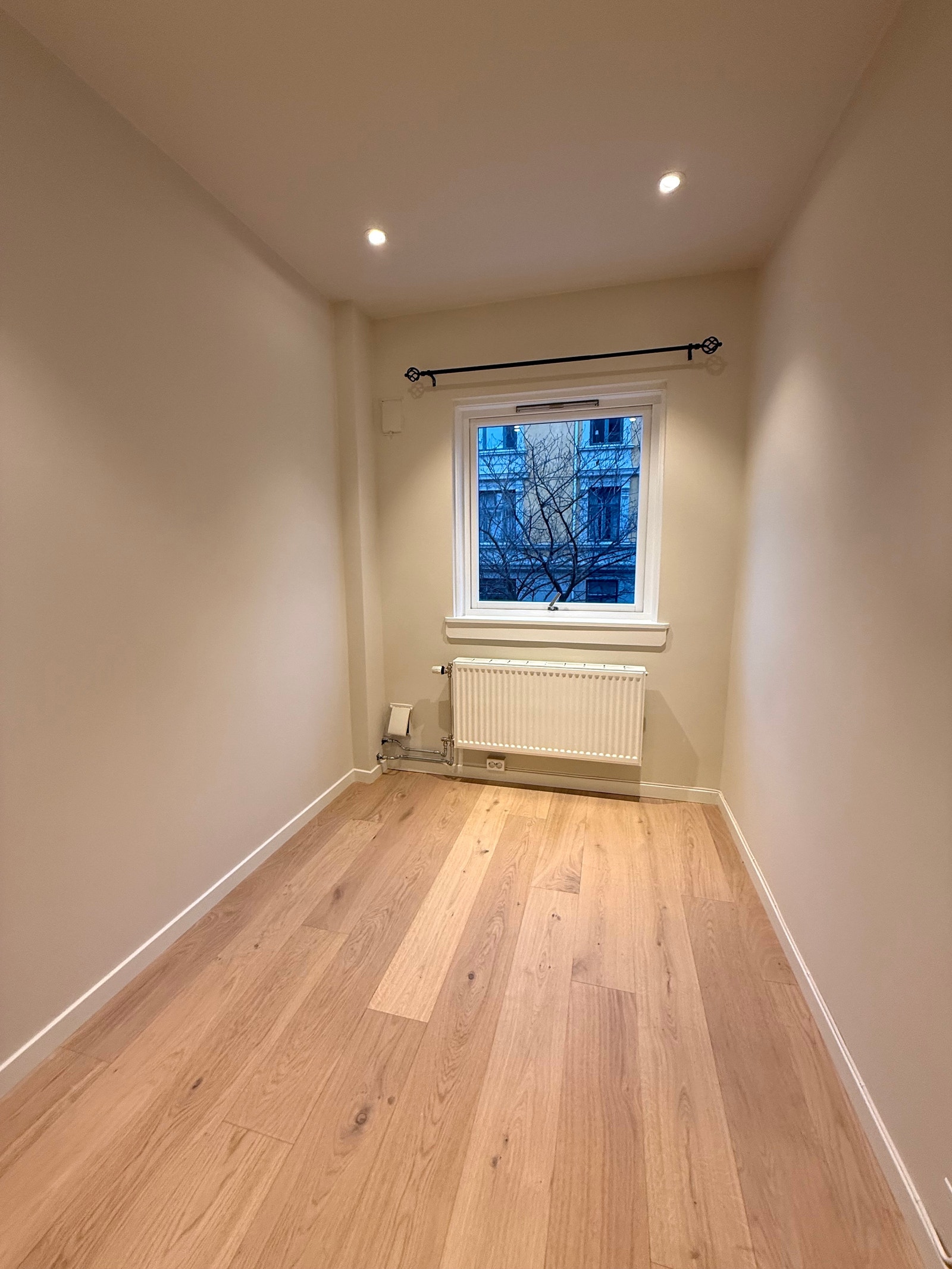 Soverom med garderobeskap. Galleribilde