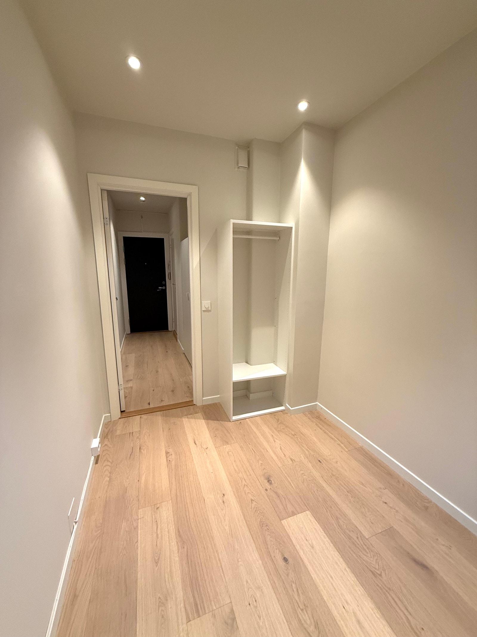 Soverom med garderobeskap. Galleribilde