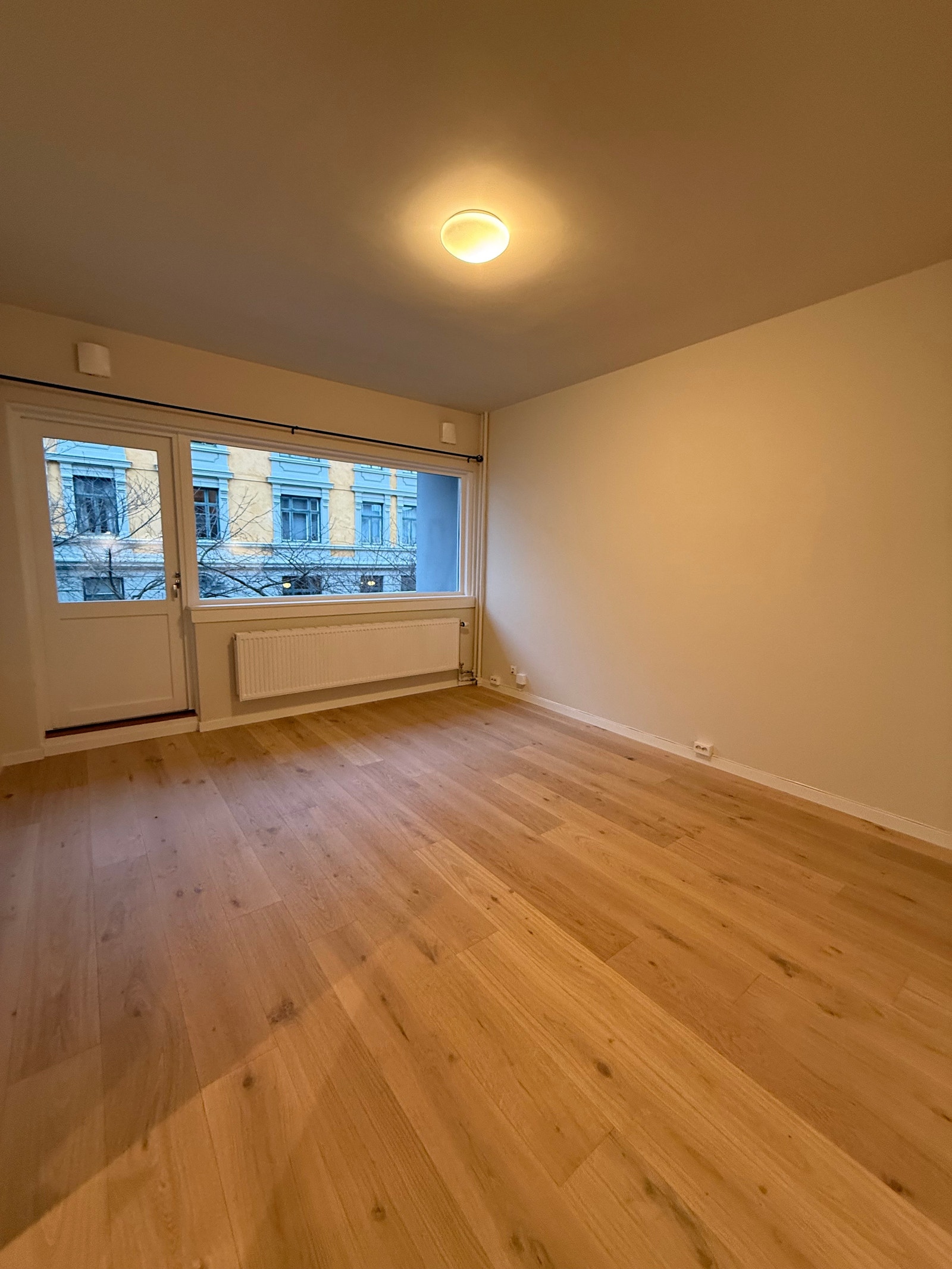 Romslig stue med tilgang til balkong. Galleribilde