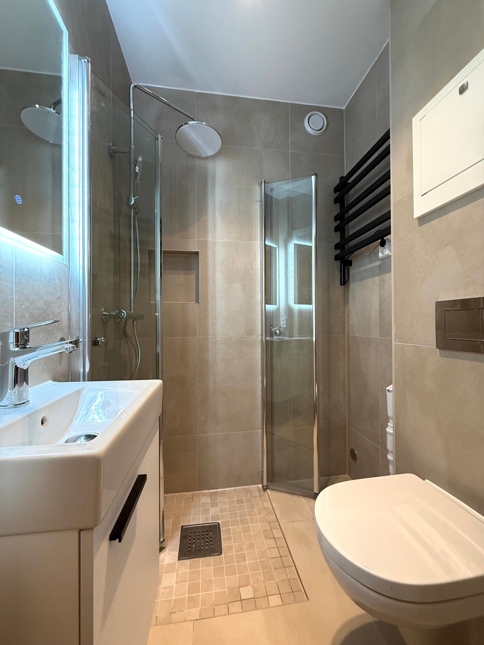 Bad med dusjhørne og tørkeelement. Galleribilde