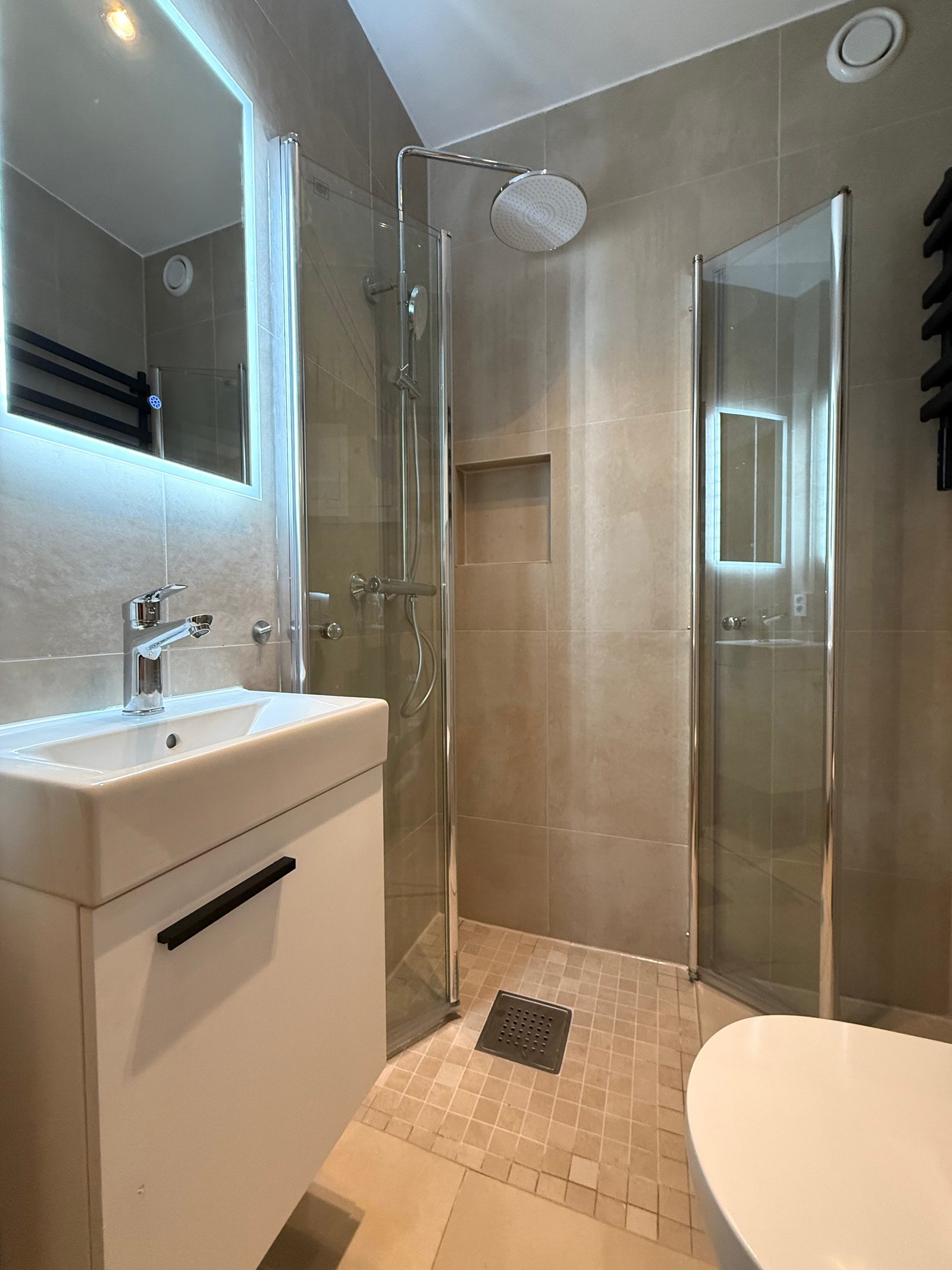 Bad med dusjhørne, opplegg for topmatet vaskemaskin og tørkeelement. Galleribilde