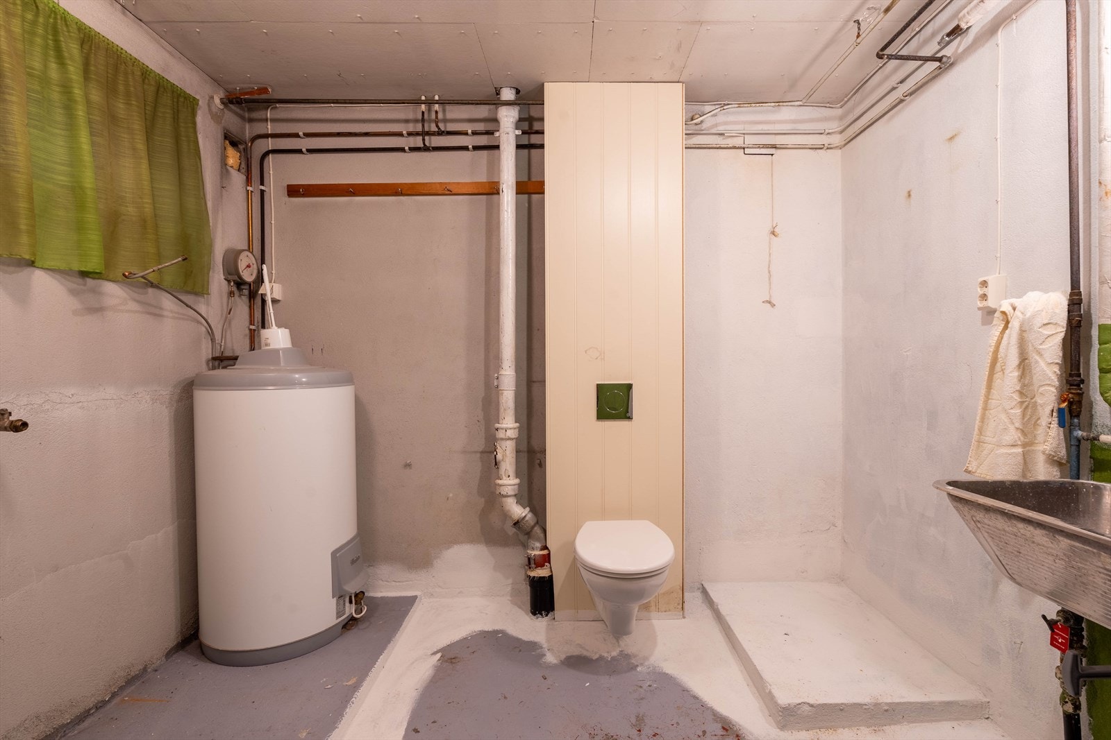 Vaskerom med toalett i kjeller Galleribilde