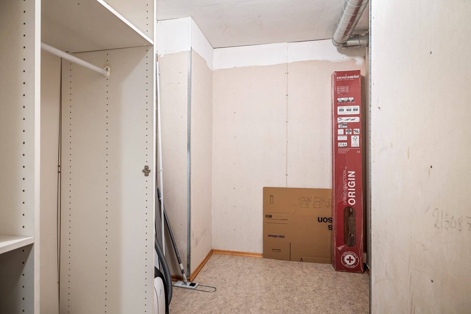 Ekstern bod på samme plan ca. 5,30 m² for god plass til ekstra oppbevaring. Galleribilde