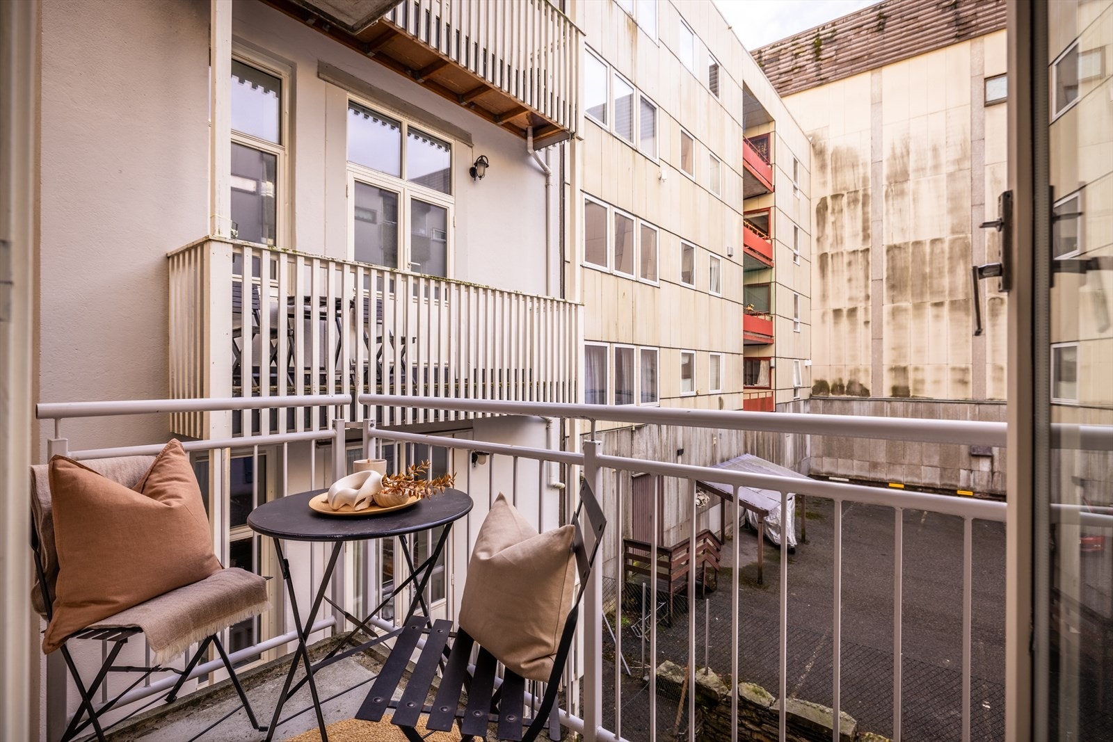 Fra stuen har du utgang til egen balkong på 2,80 m² med plass til stoler og et bord samt annen ønsket innredning. Et hyggelig sted for små pauser i hverdagen og rolige morgener med kaffekoppen. Galleribilde